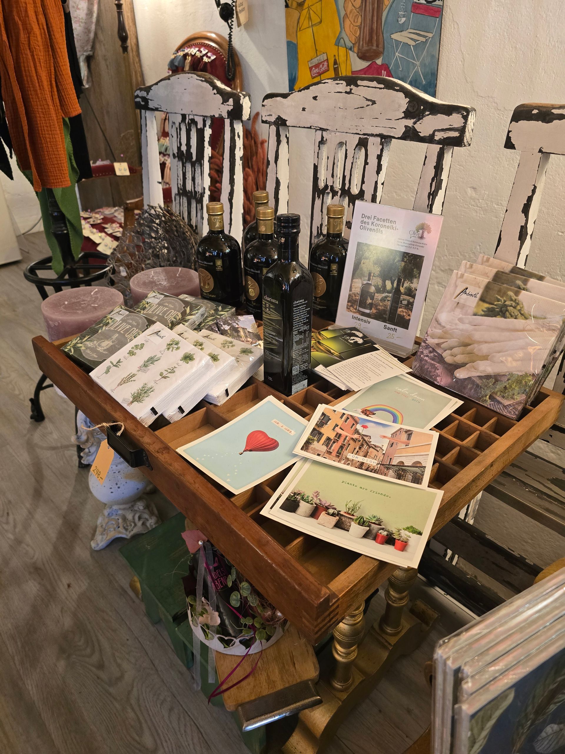 Ein Holztisch mit vielen Gegenständen darauf