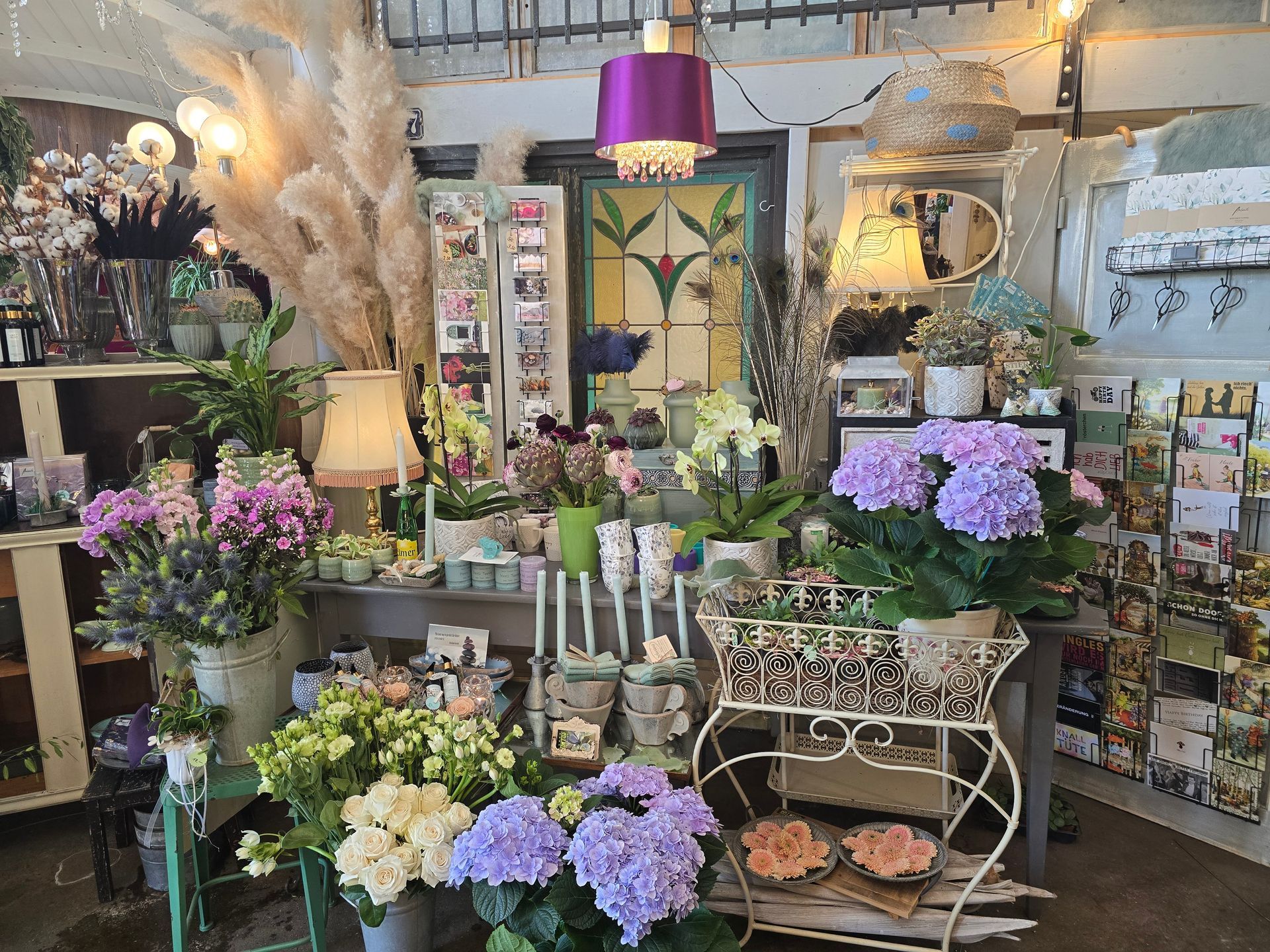 Ein Blumenladen voller Blumen und Grußkarten.