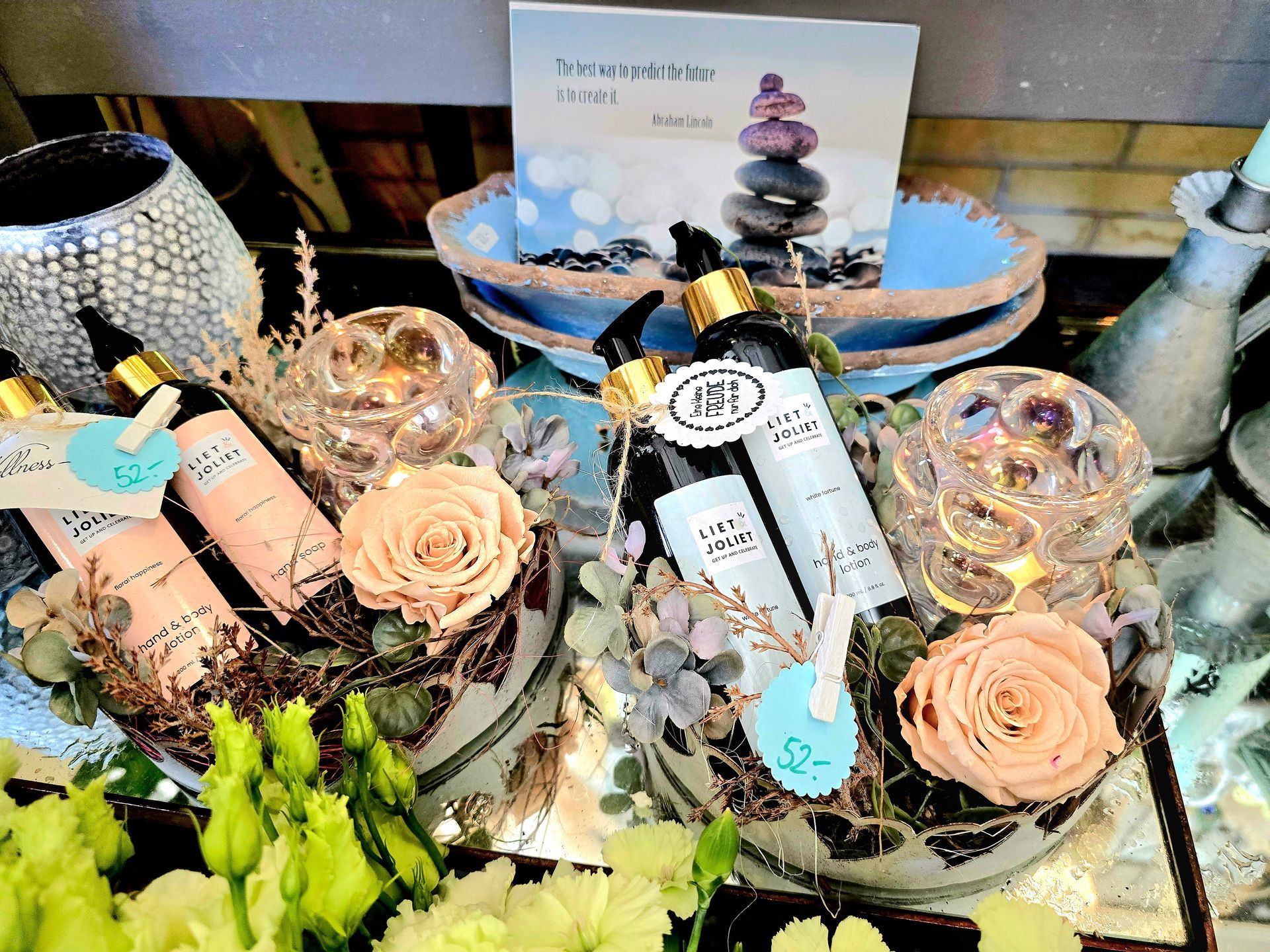 Ein Tisch mit Blumen und Parfümflaschen.