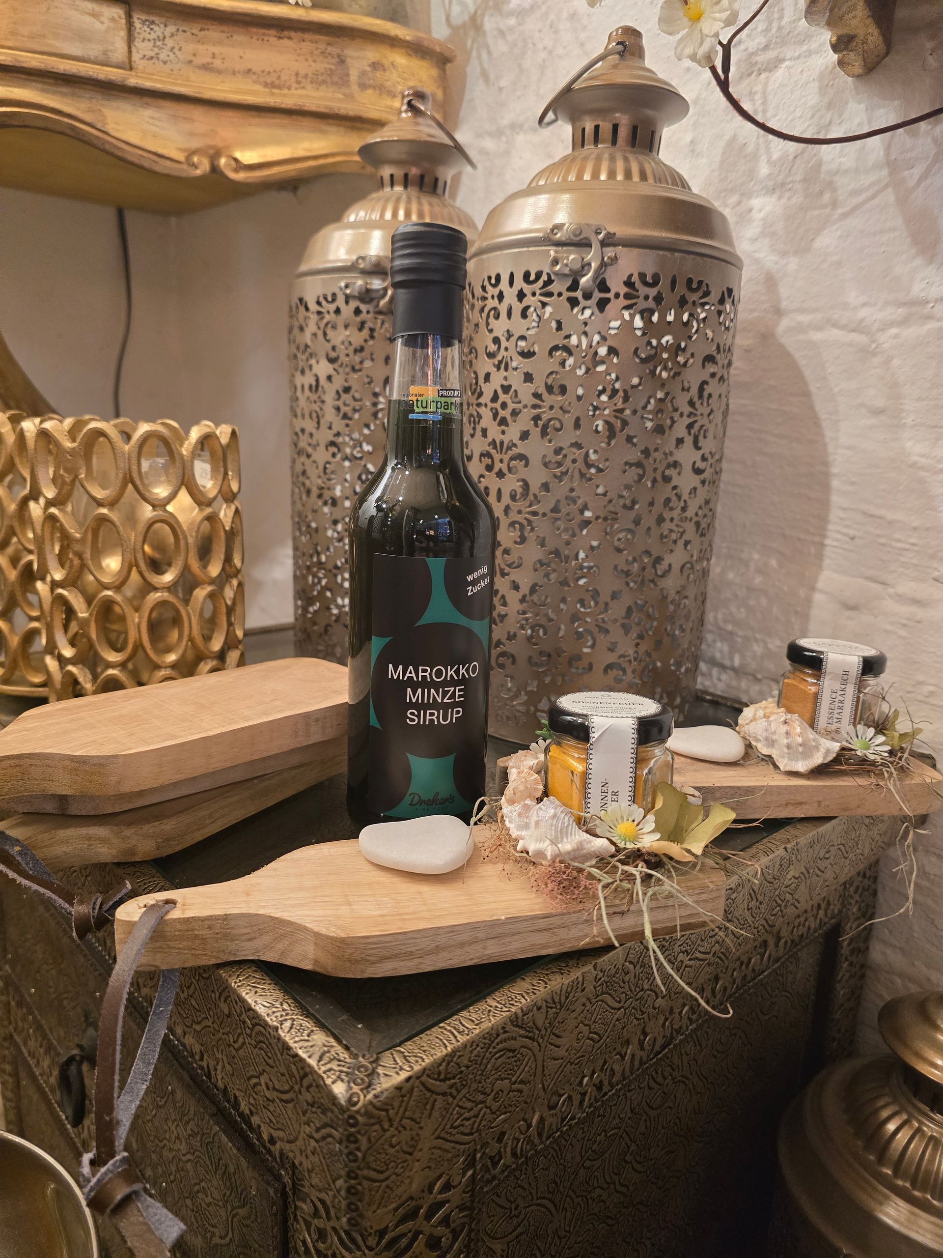 Eine Flasche Wein steht auf einem hölzernen Schneidebrett