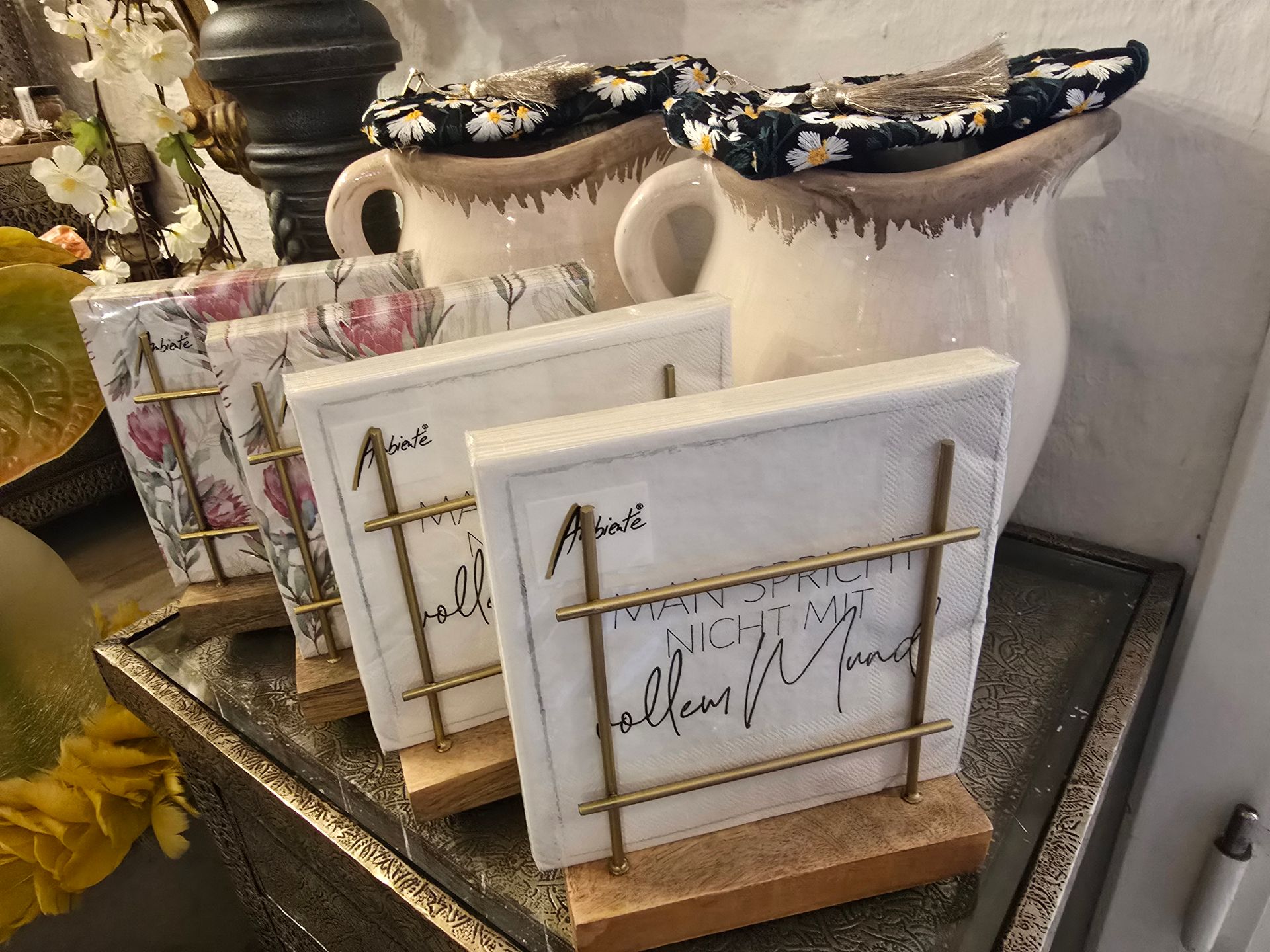 Eine Reihe von Marmoruntersetzern steht neben einem Krug auf einem Tisch.