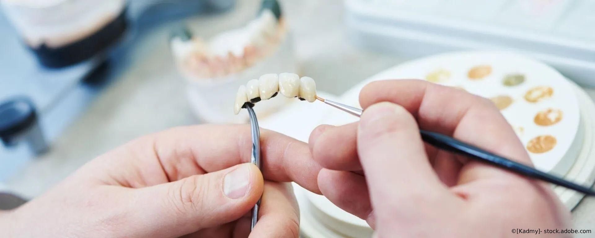Person arbeitet an künstlchen Zähnen