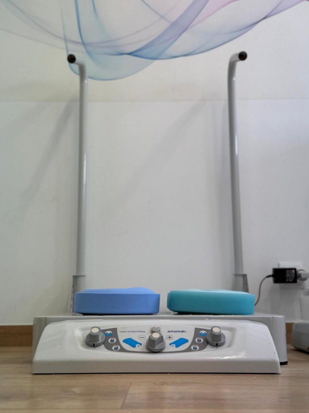 Un dispositivo blanco con botones azules.