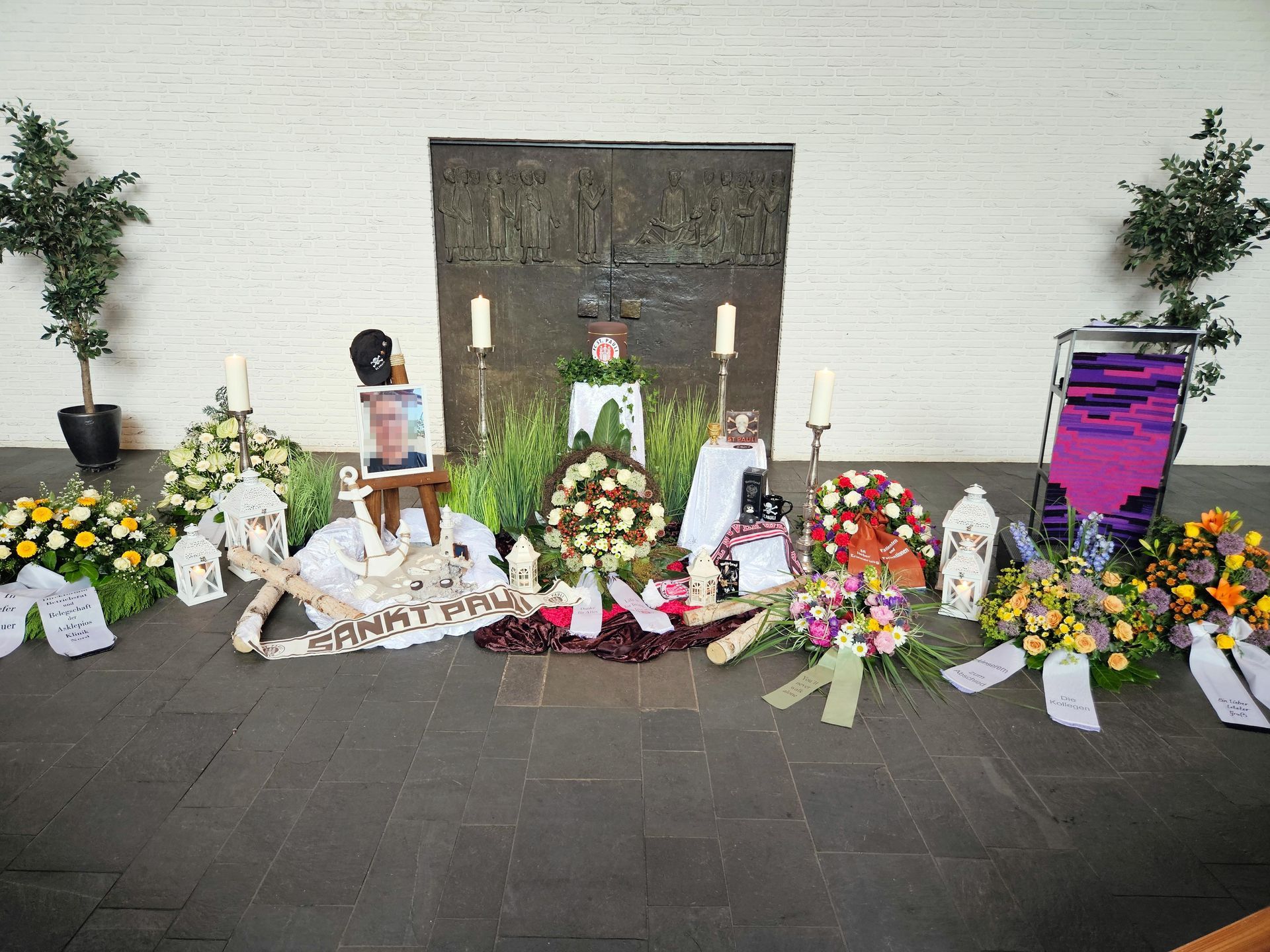 Im Zimmer stehen viele Blumen und Kerzen.
