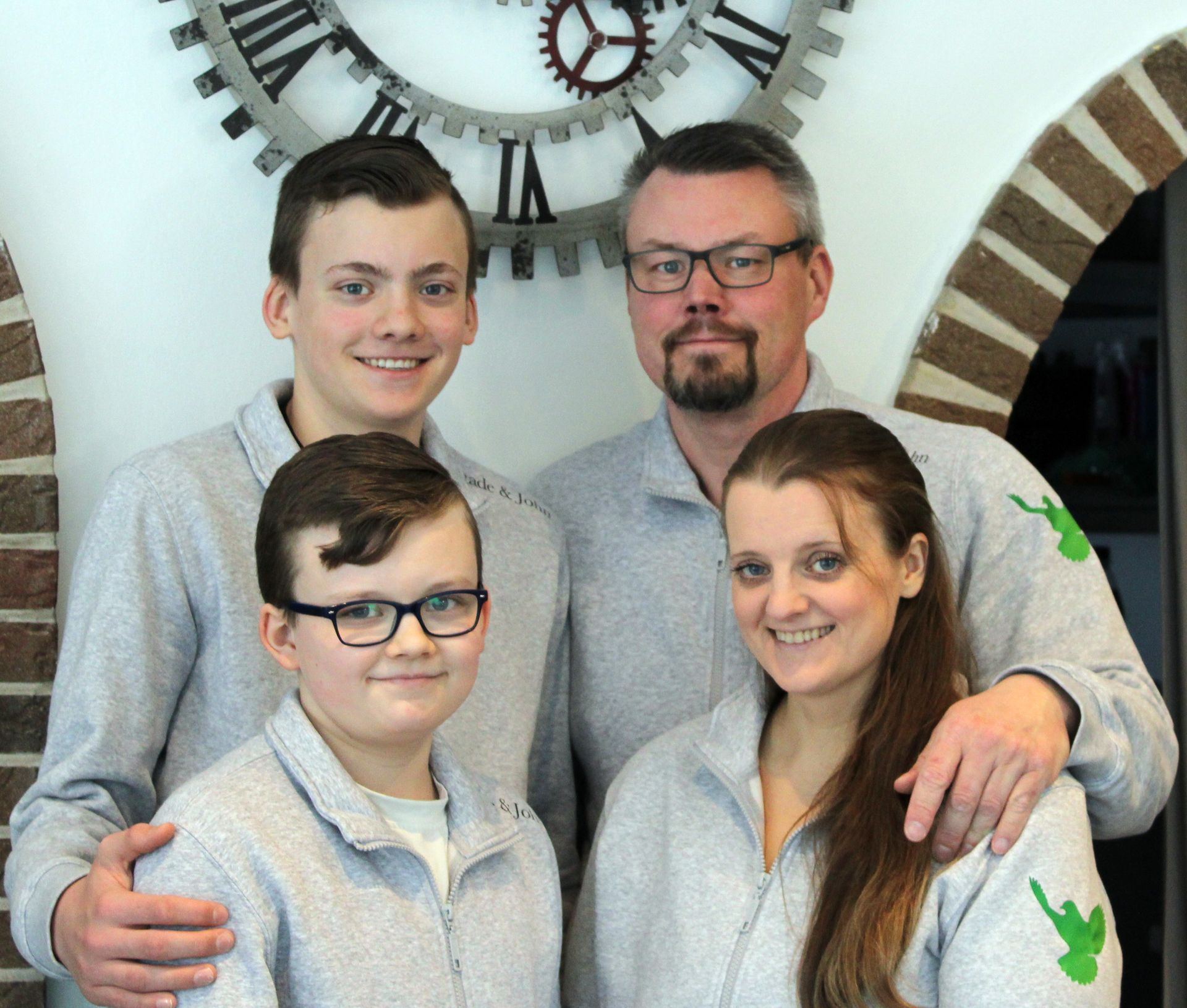 Eine Familie posiert mit einem Hund für ein Foto.