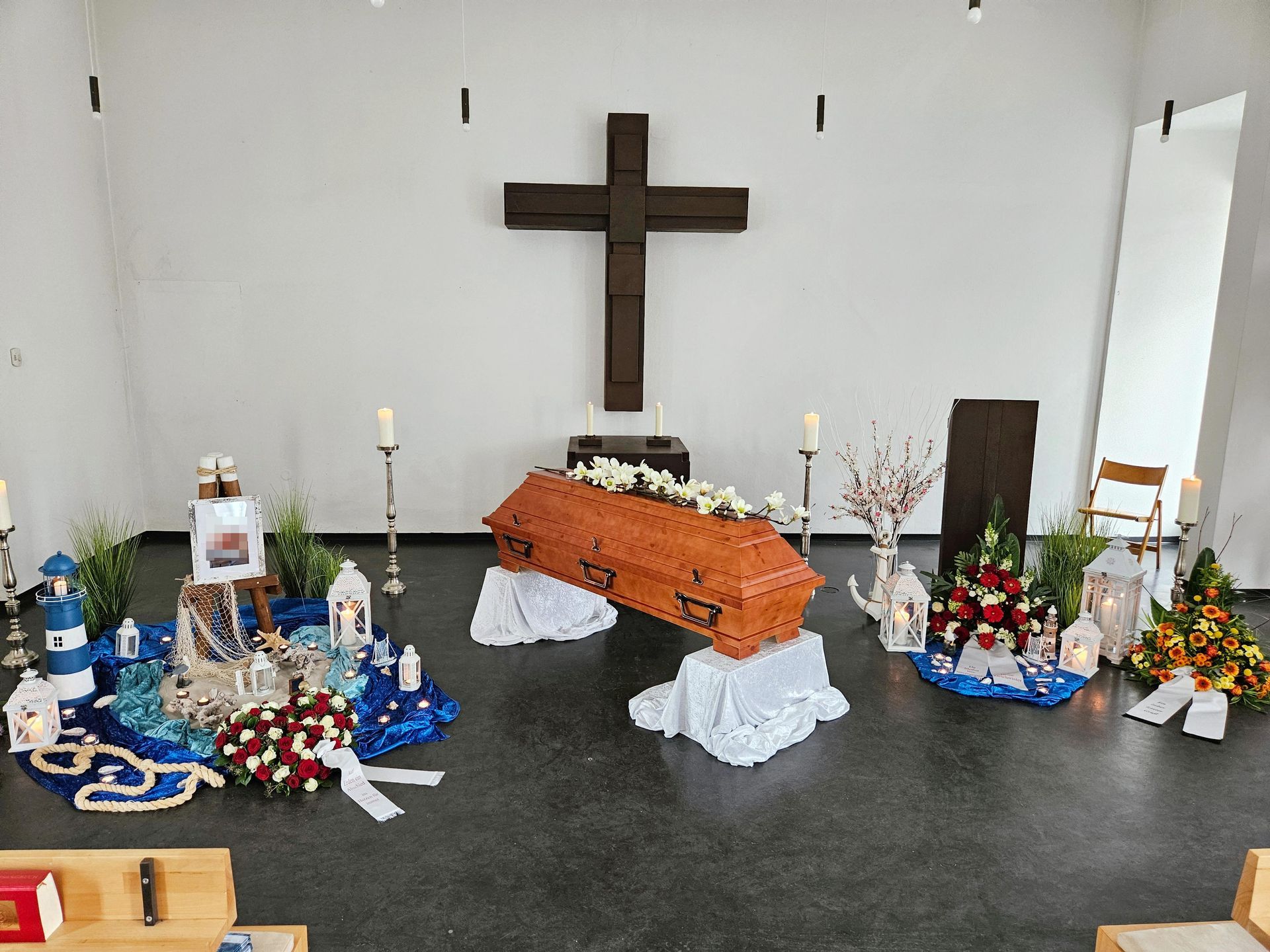 Eine Kirche mit einem Sarg und einem Kreuz an der Wand