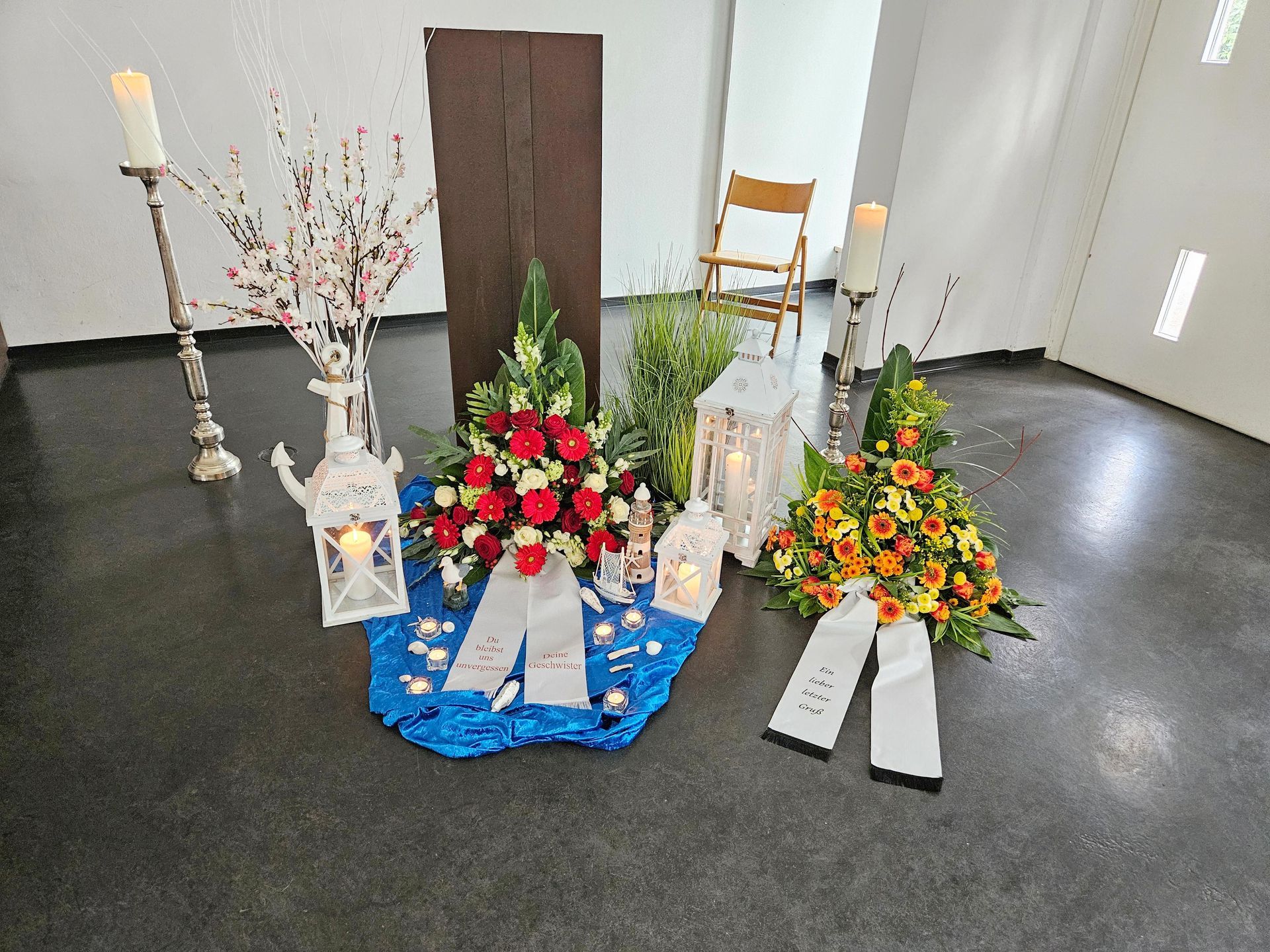 Ein Zimmer mit Blumen und Kerzen auf dem Boden