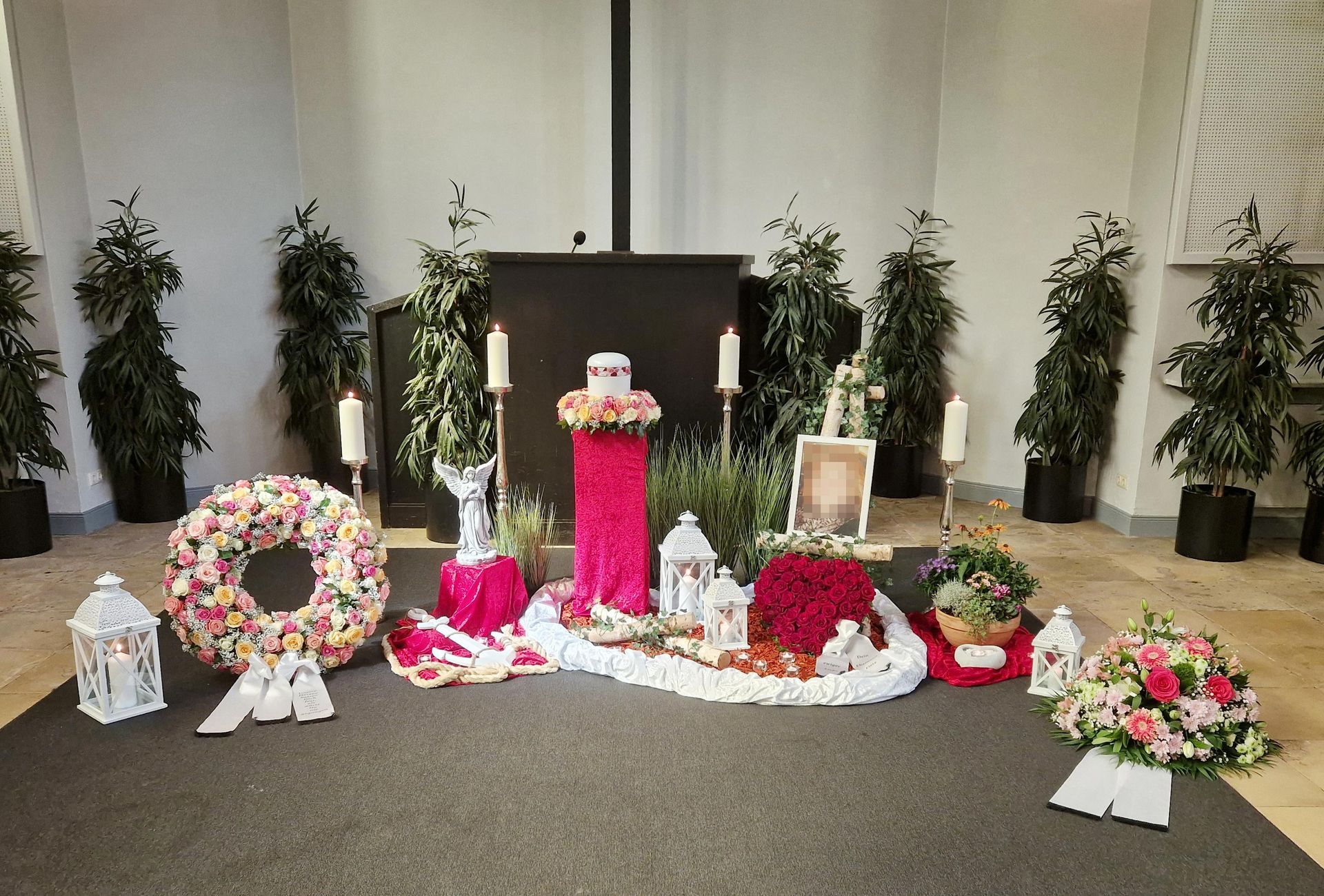 Ein mit Blumen und Kerzen geschmückter Raum für eine Beerdigung