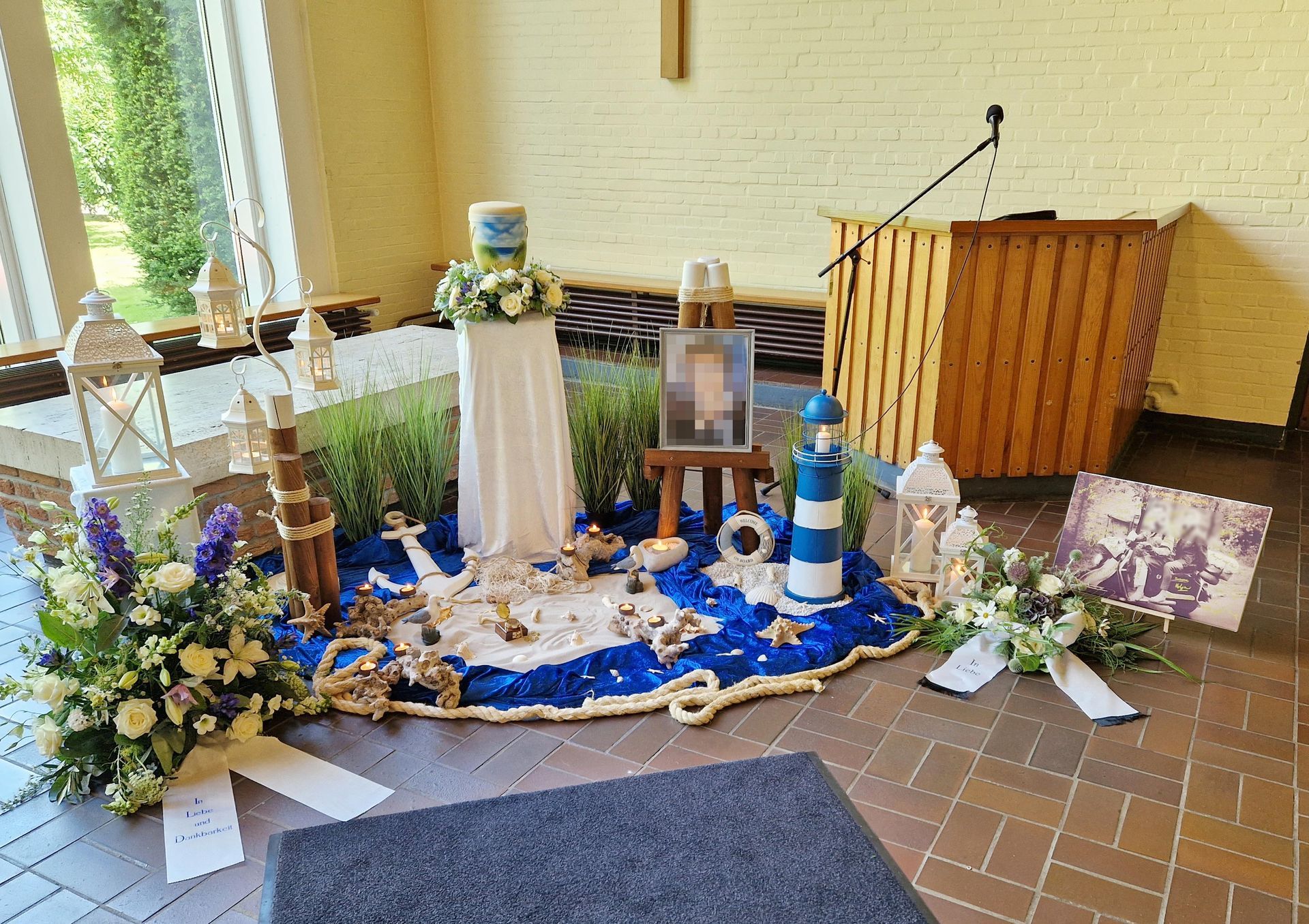 In der Mitte des Raumes hängt das Bild eines Mannes auf einem Ständer.