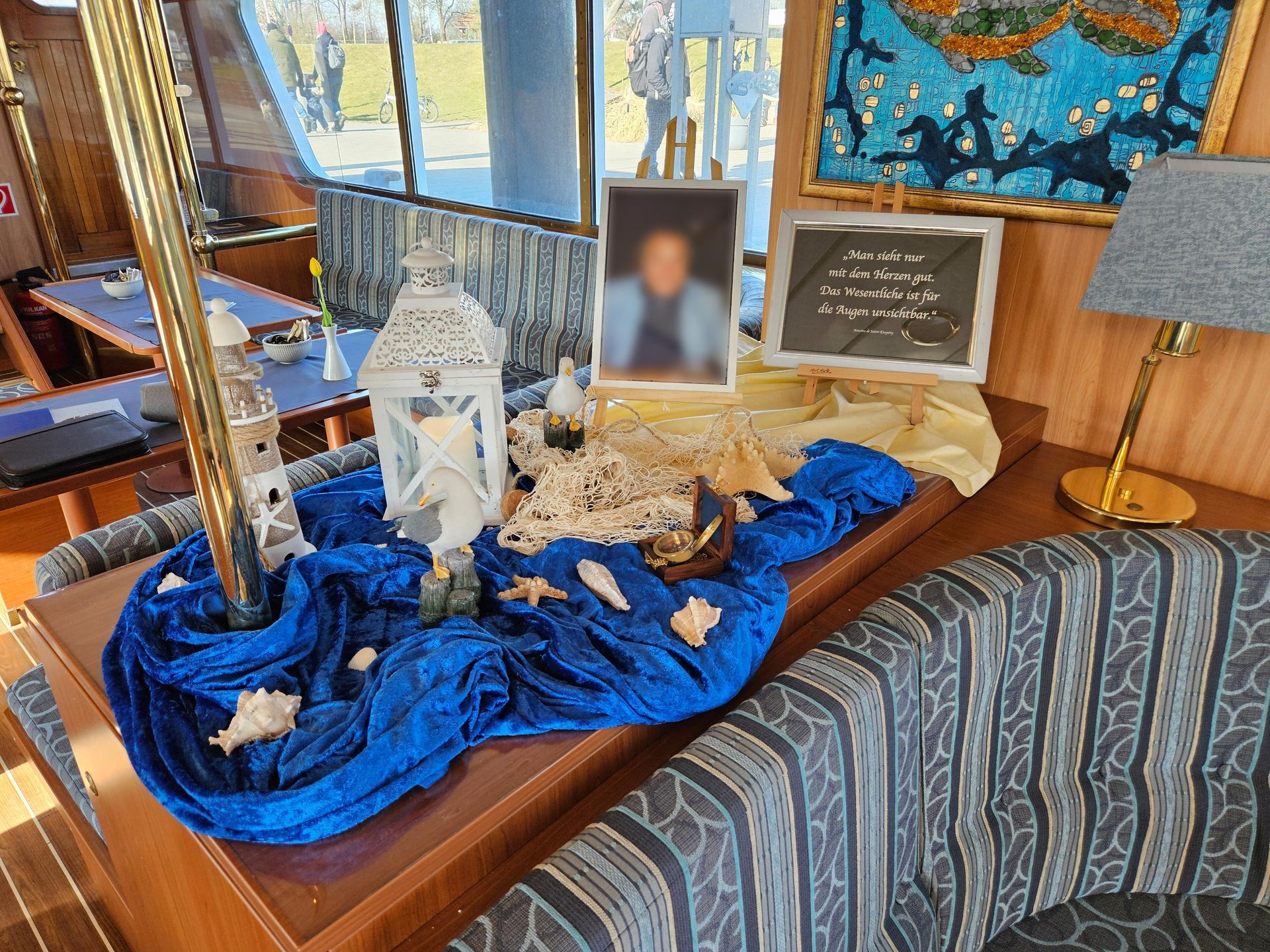 Ein Tisch mit einem Bild eines Mannes darauf