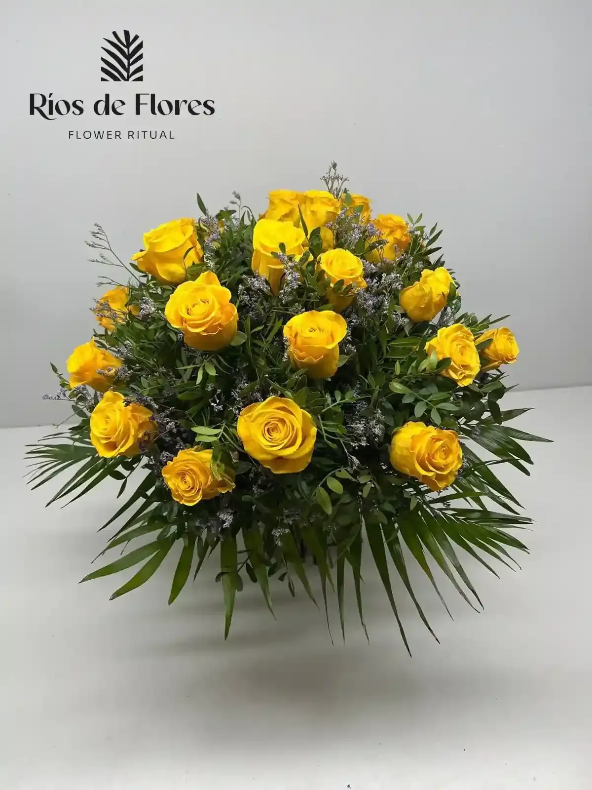 Corona de corcho con hojas verdes, frutos rojos y una rodaja de naranja.