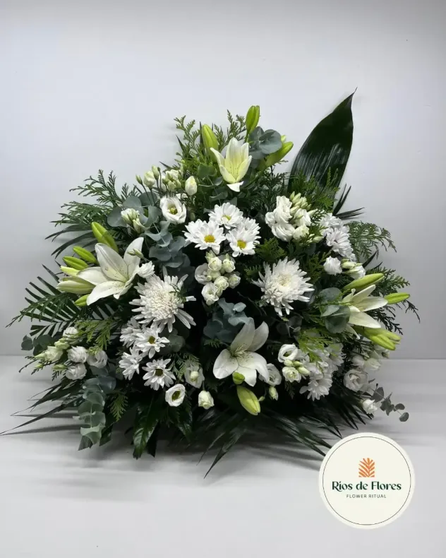 Arreglo floral blanco y verde con lirios, crisantemos y follaje