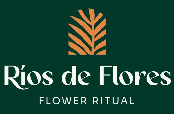 Logotipo para R&iacute;os de Flores, "Ritual de Flores", con un dise&ntilde;o floral en color naranja sobre fondo verde.