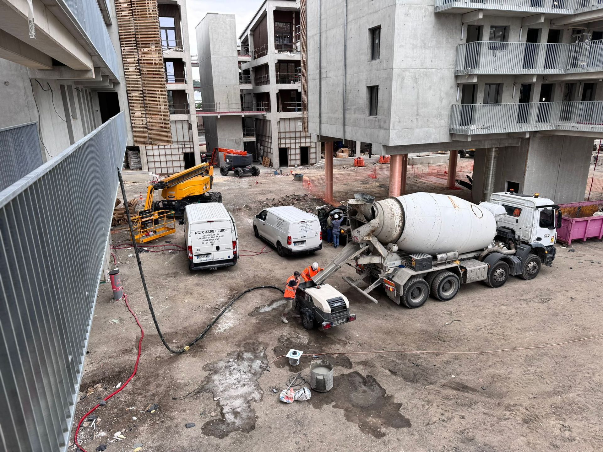 Chape fluide dans une collectivité
