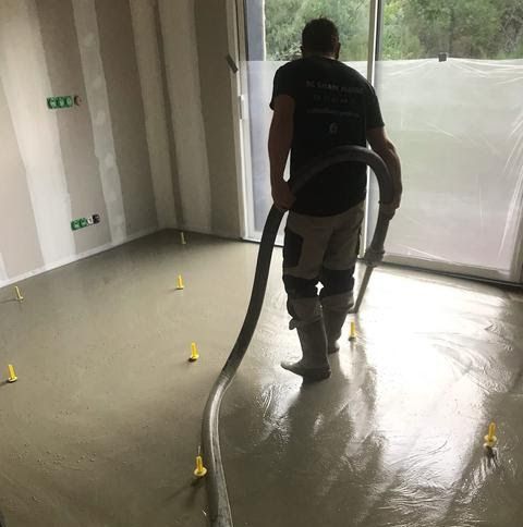 Professionnel des chapes fluides réalisant des travaux