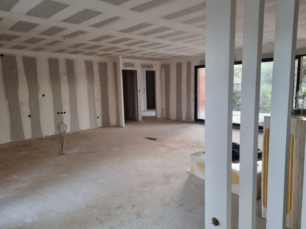 Chape fluide dans un bâtiment en construction