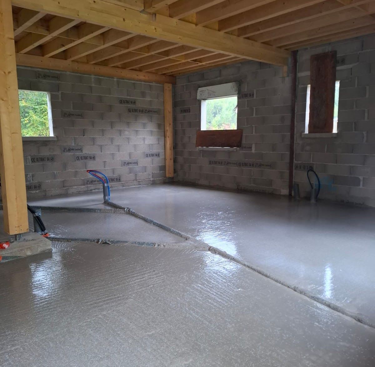 Coulage d'une chape dans un bâtiment en briques