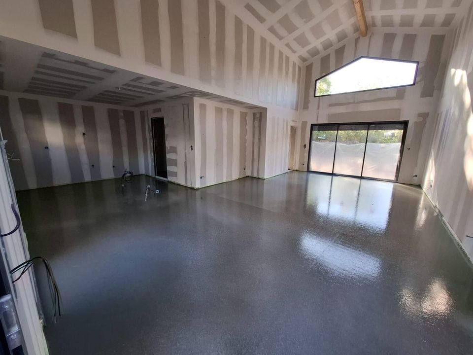 Sol loft avec chape liquide nivellée.