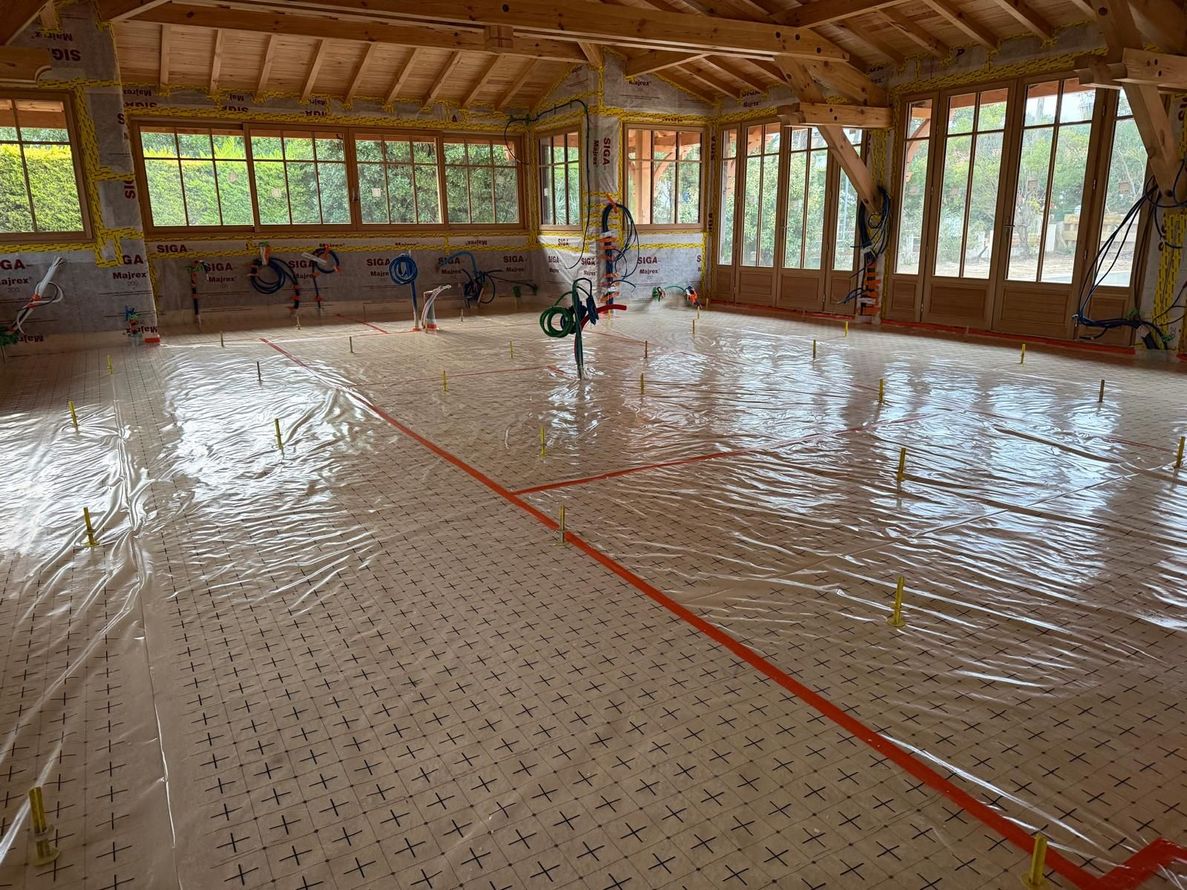 Gymnase en bois vide en attente de coulage de chape fluide.
