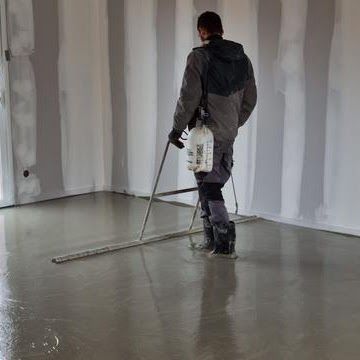 Professionnel en train de couler une chape