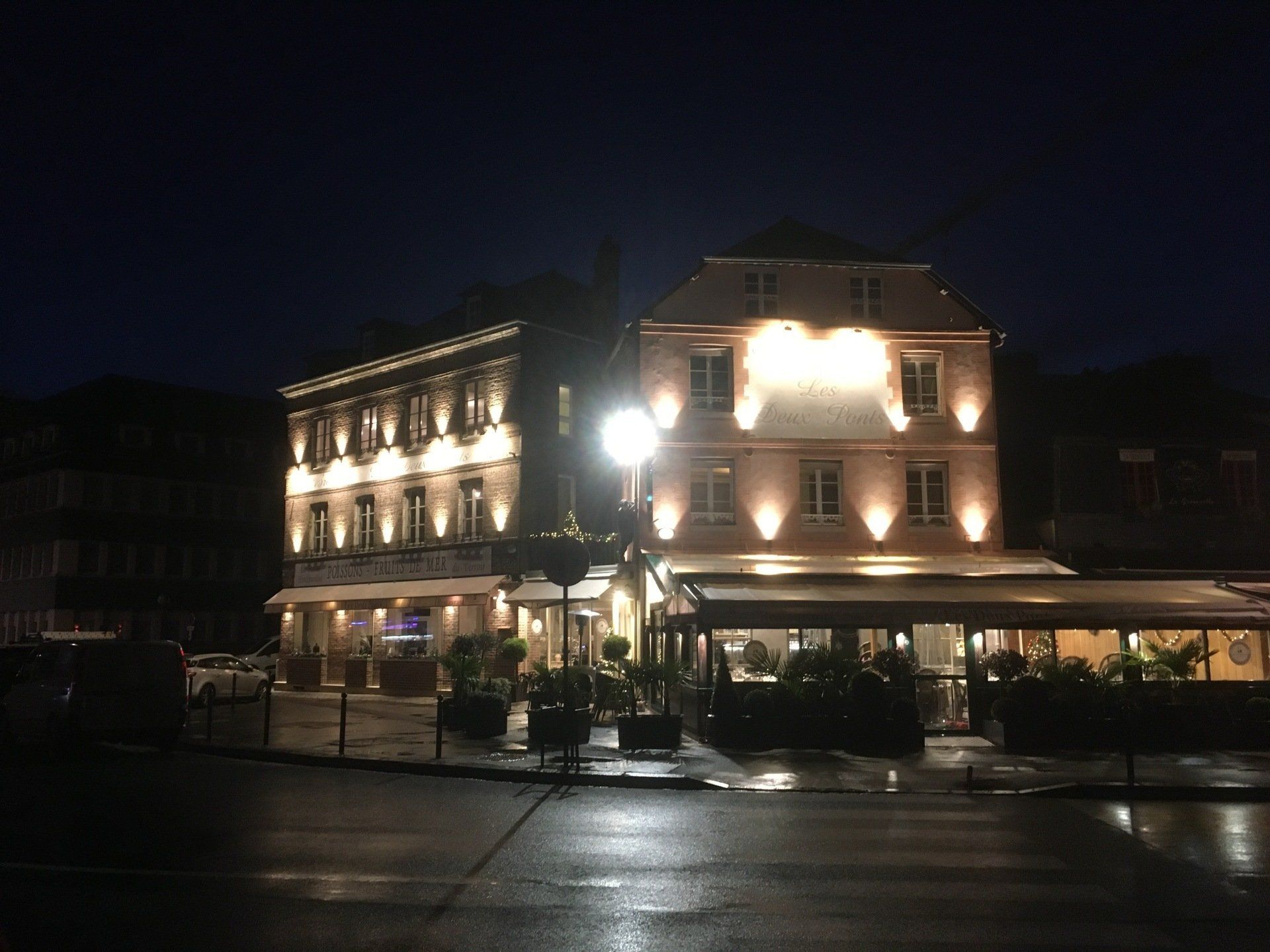 Installation de lumière sur façade
