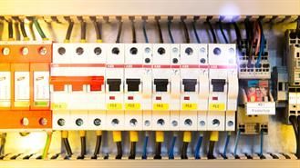 Schalttafel mit Leistungsschaltern, Kabeln und Überspannungsschutz.