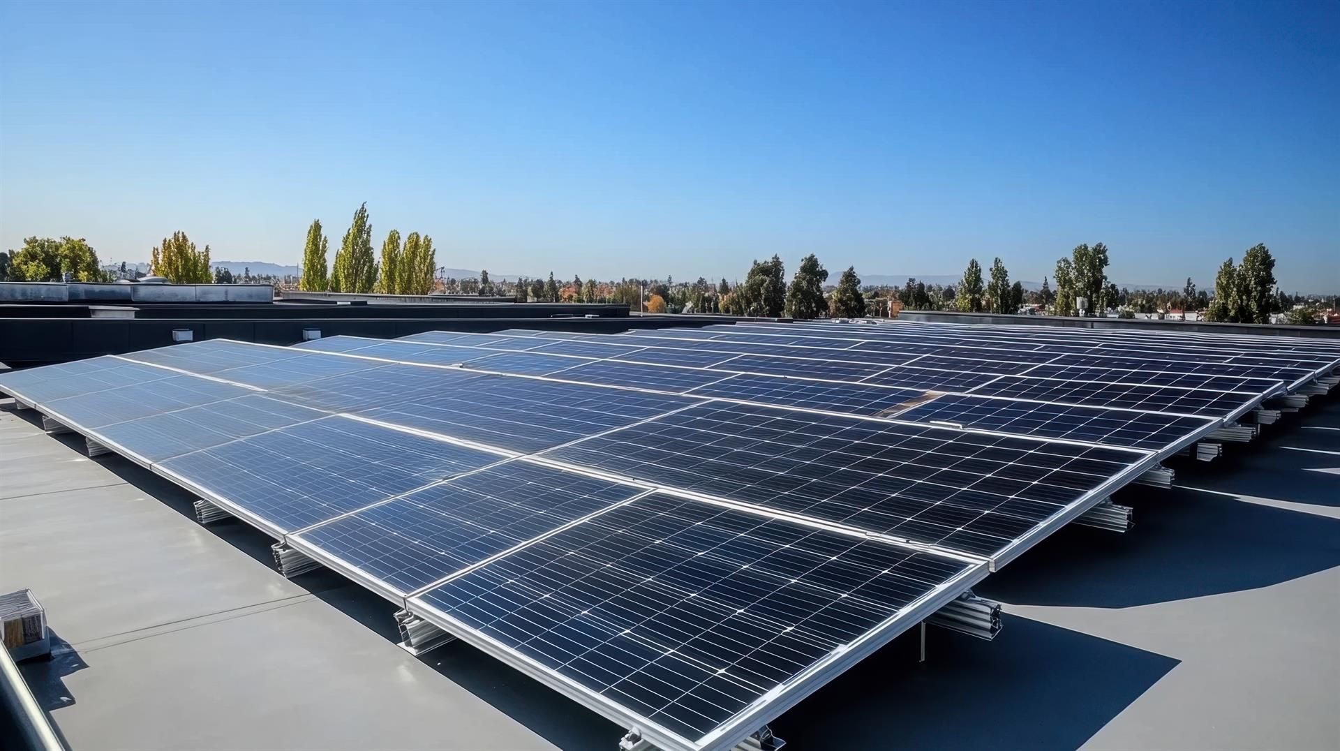 Auf einem Flachdach installierte Solarmodule, die Sonnenlicht absorbieren.