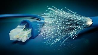 Blaues Ethernet-Kabel mit separaten Glasfasersträngen zur Datenübertragung.