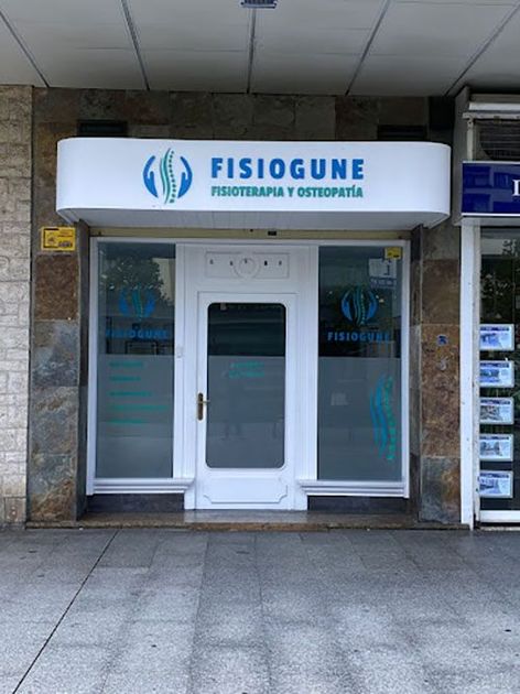 Un edificio blanco con un cartel que dice fisiogune