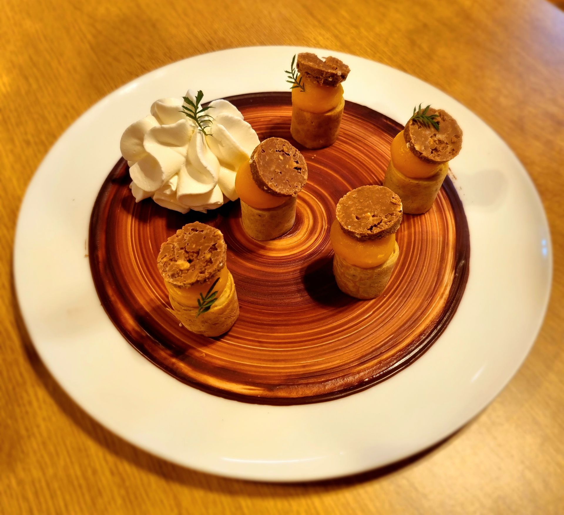 Dessert dressé dans une assiette