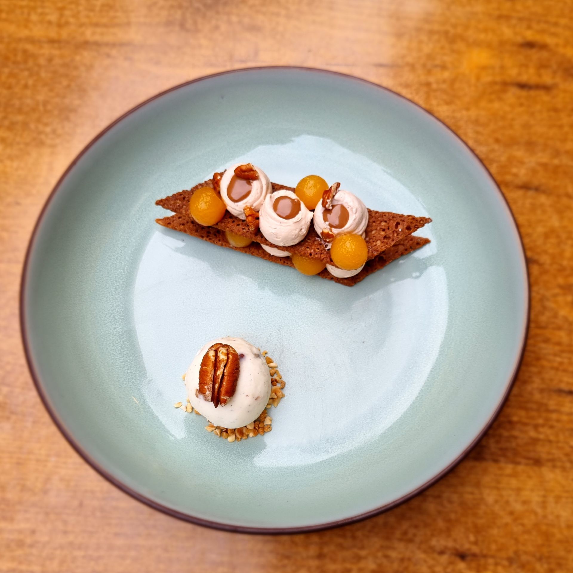 Dessert dans une assiette bleue