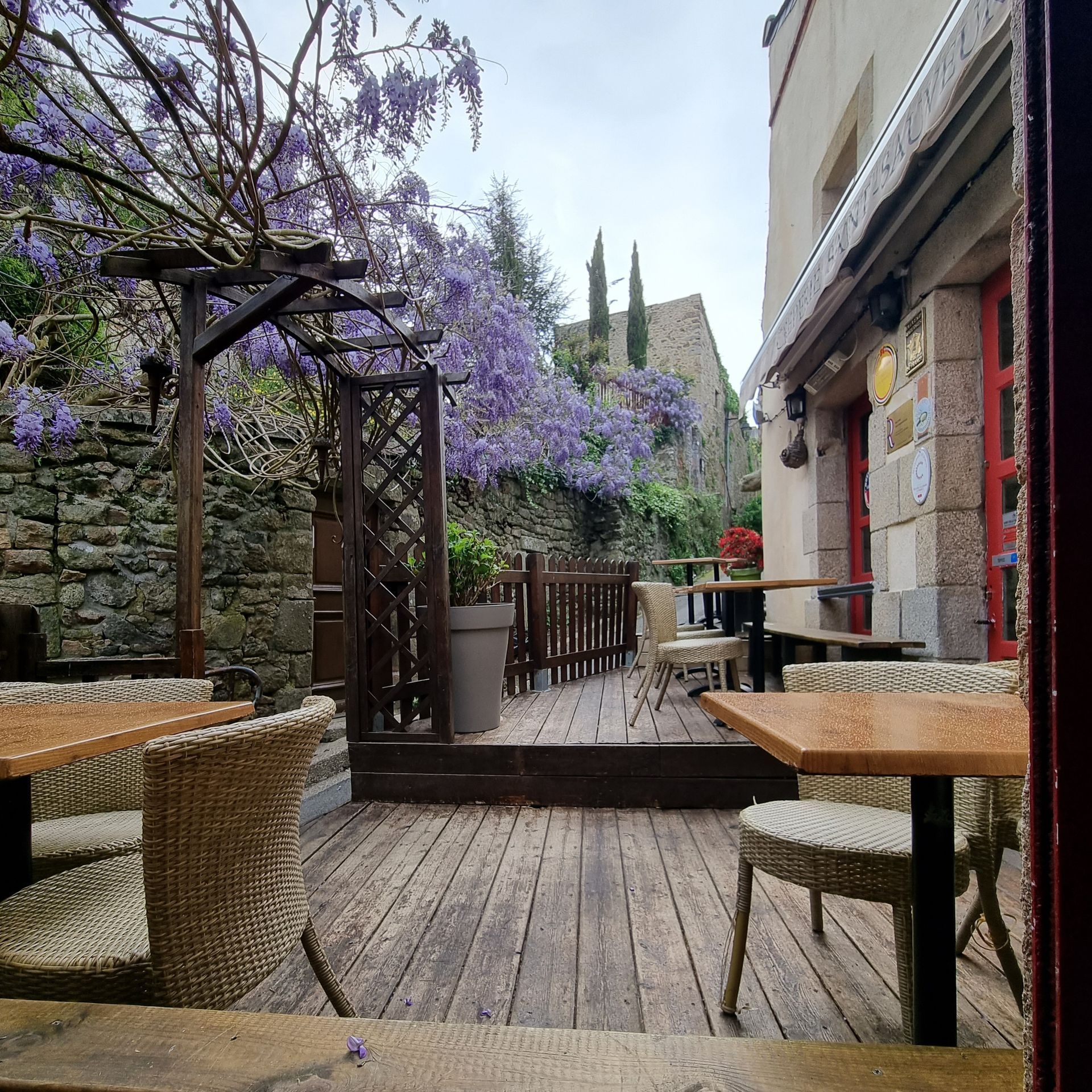 Terrasse en bois avec tables et chaises