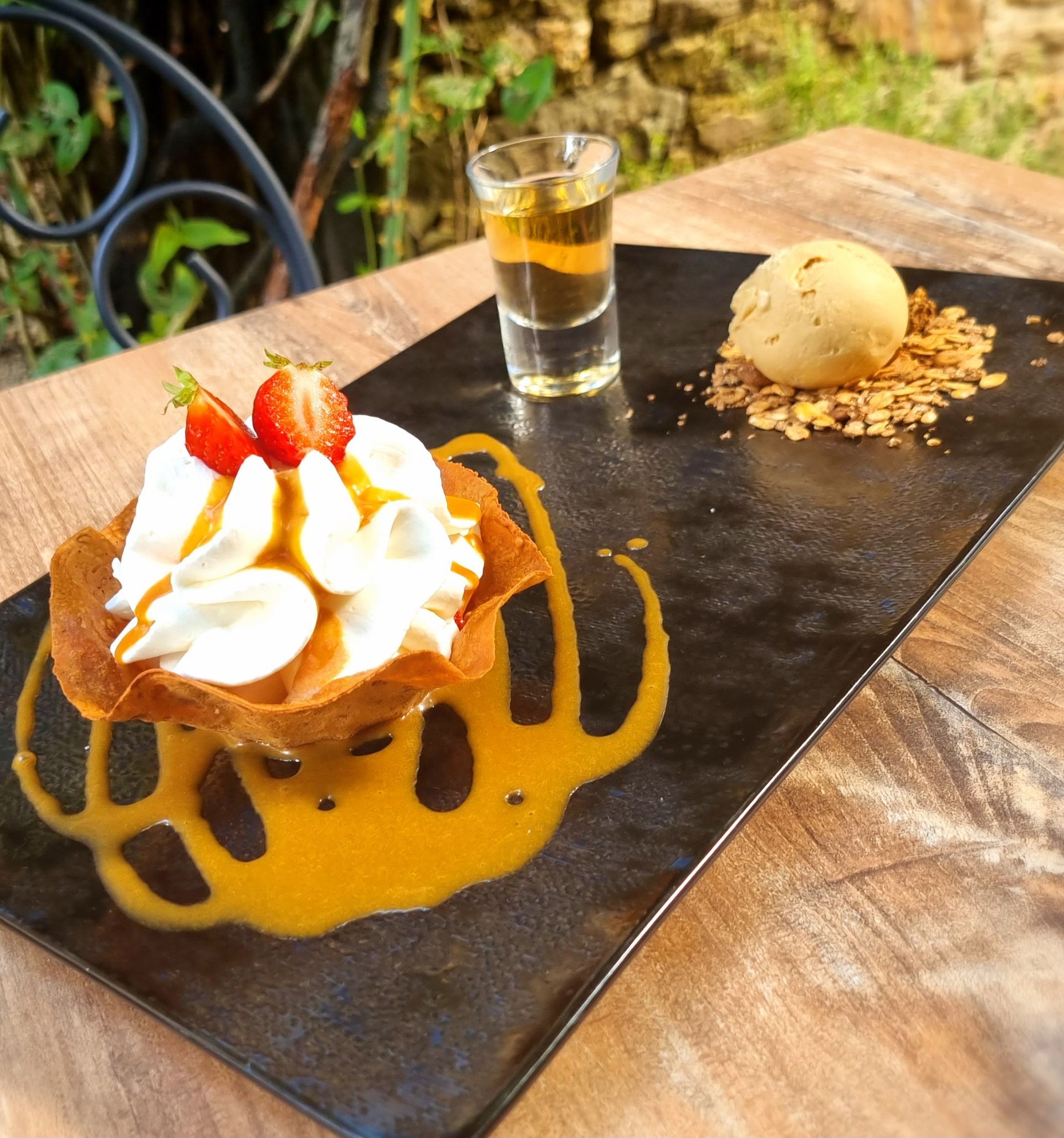 Dessert sur une assiette en ardoise