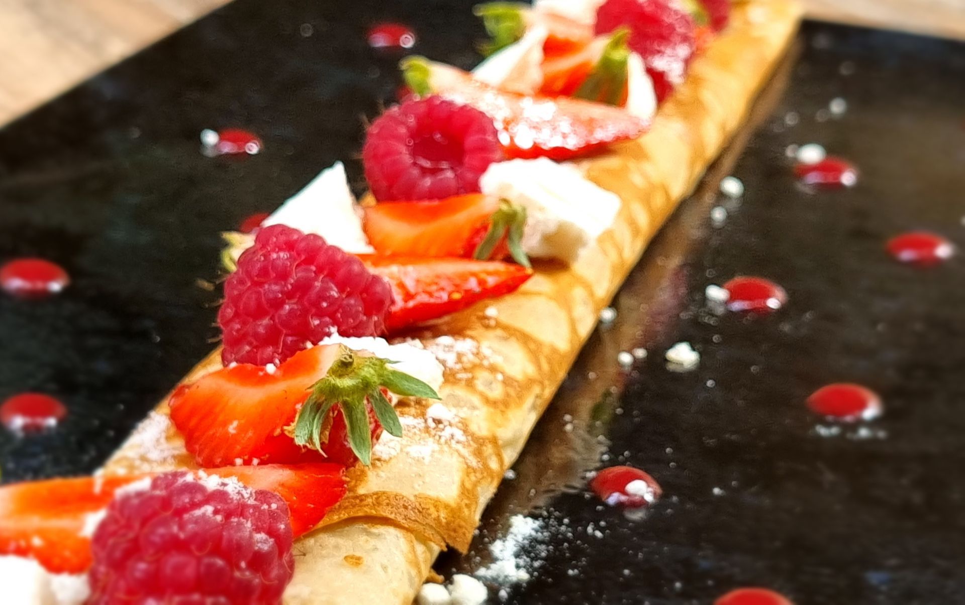 Crêpe sucrée avec framboises et fraises
