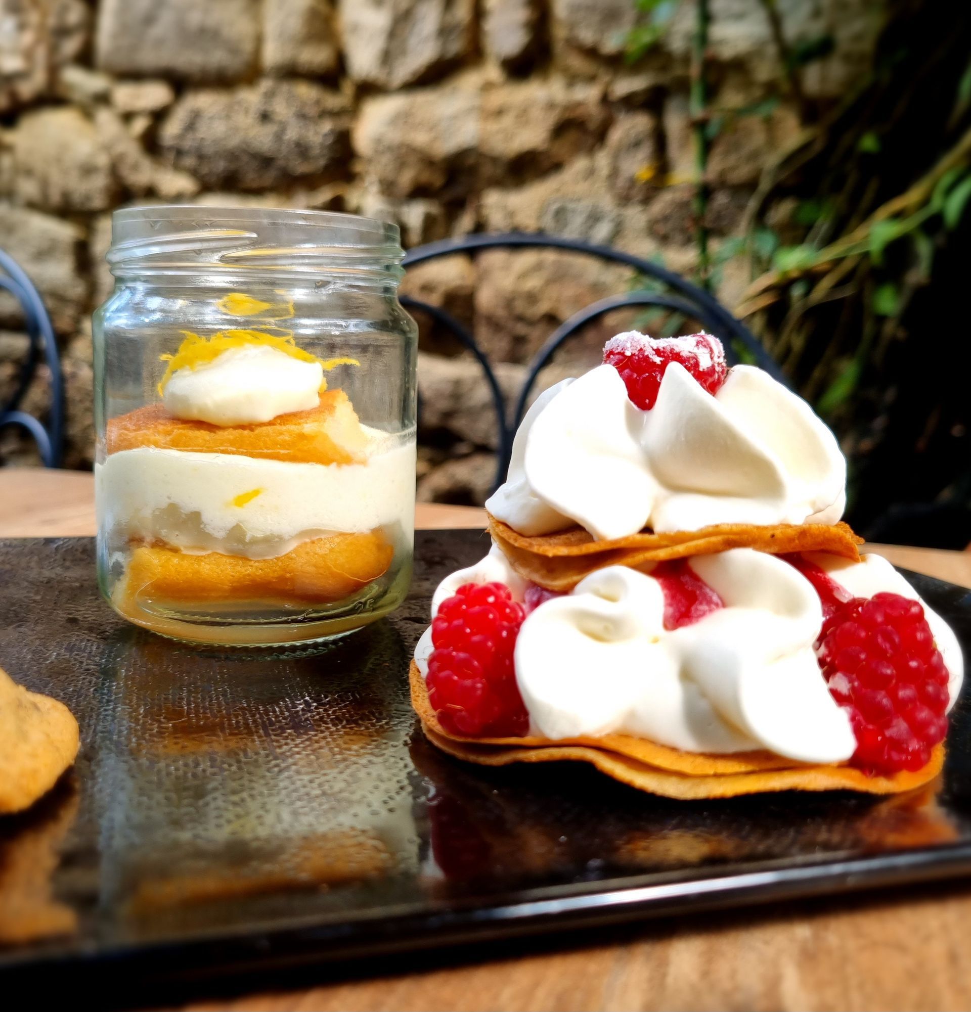 Dessert avec mousse et fruits