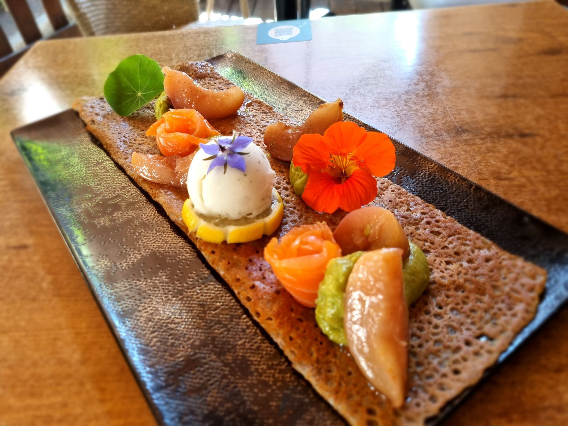 Galette salée avec saumon et décorations