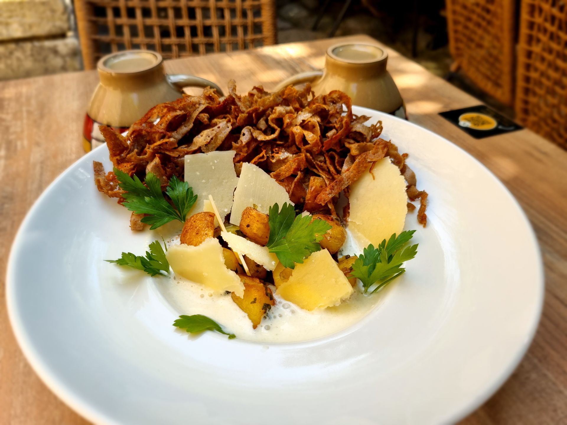 Plat avec des croûtons et des copeaux de parmesan