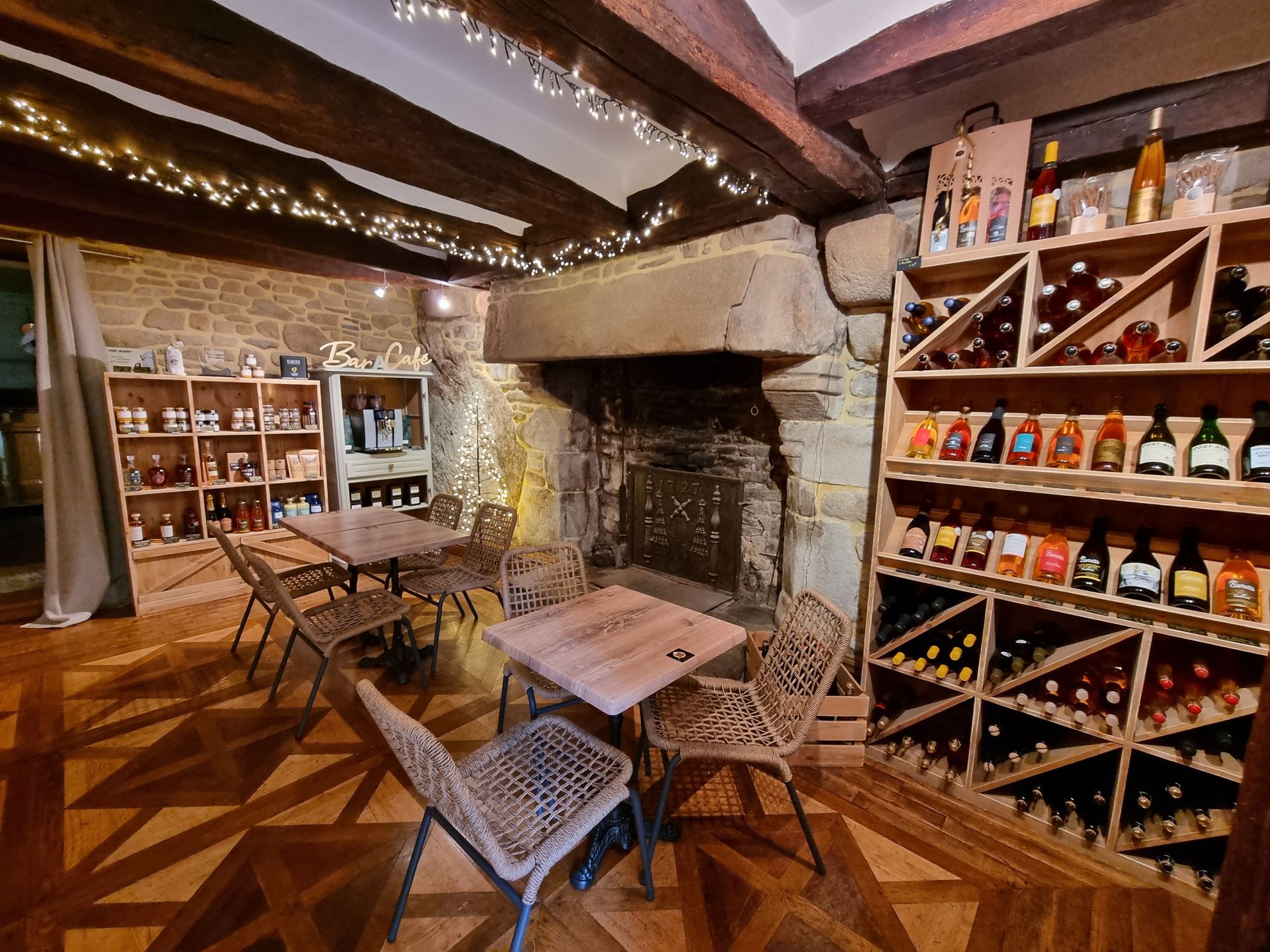 Salle de la boutique avec cheminée