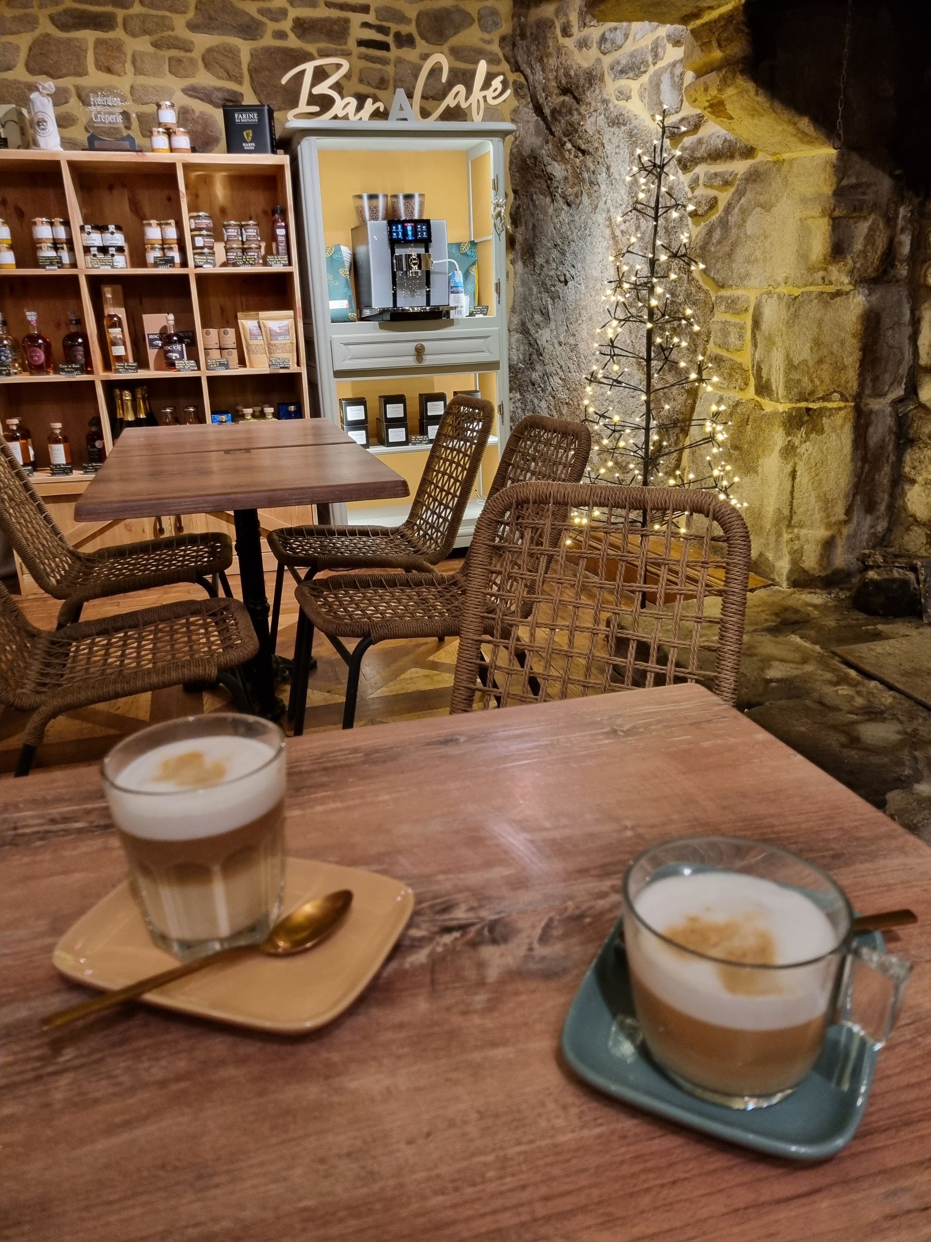 Boutique avec deux cafés sur une table