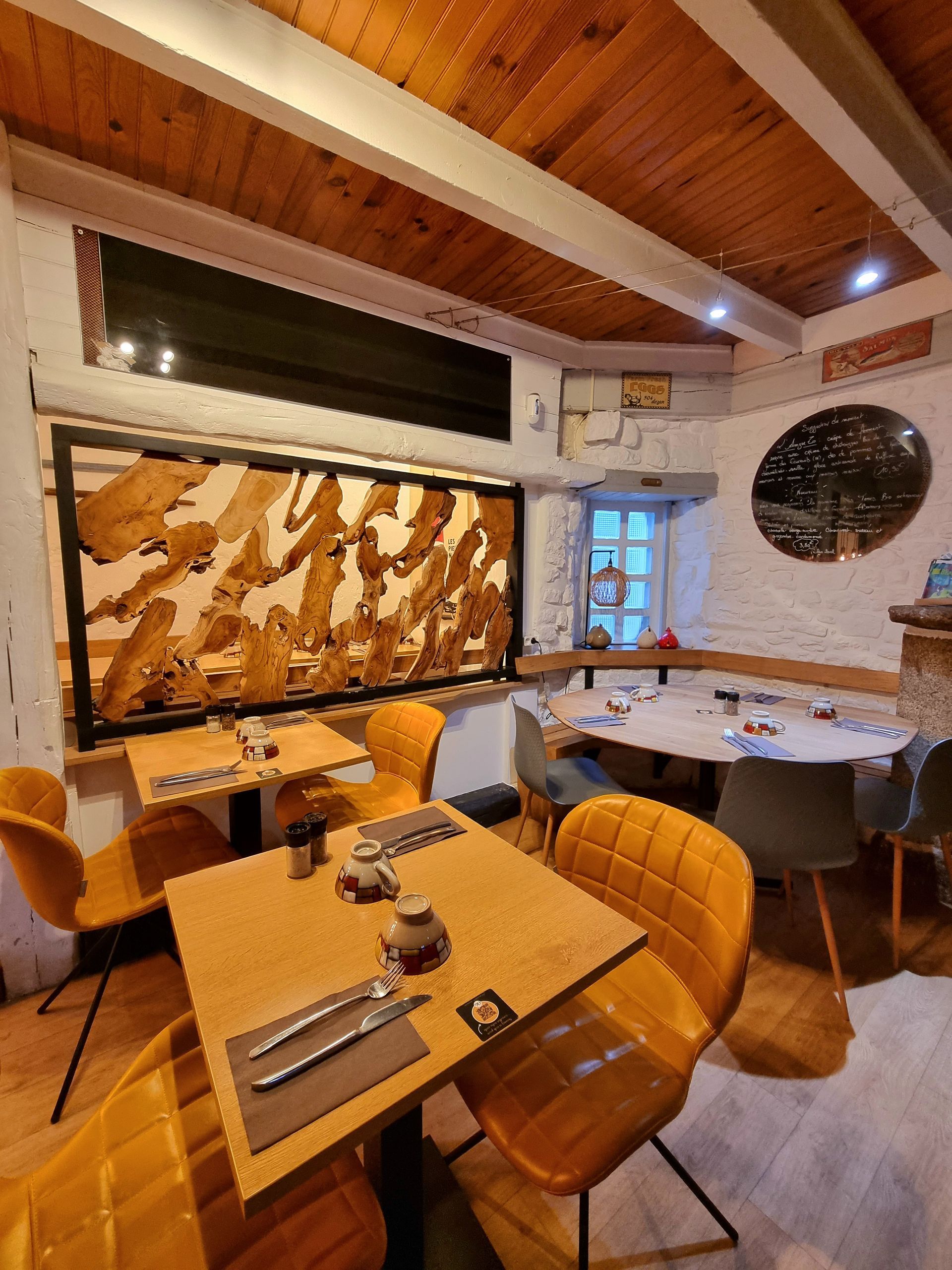 Salle de restaurant avec différentes tables