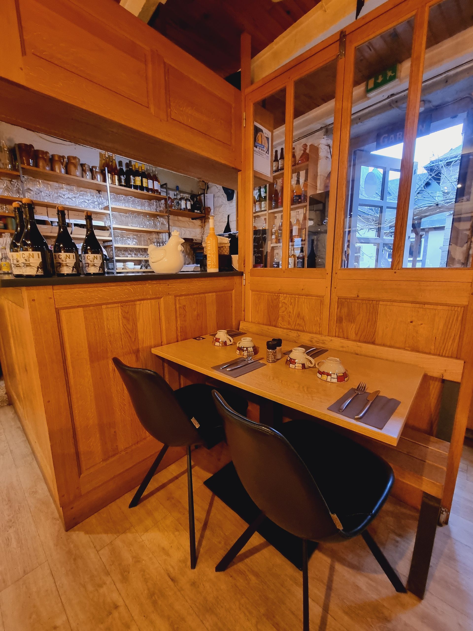 Salle de restaurant avec table