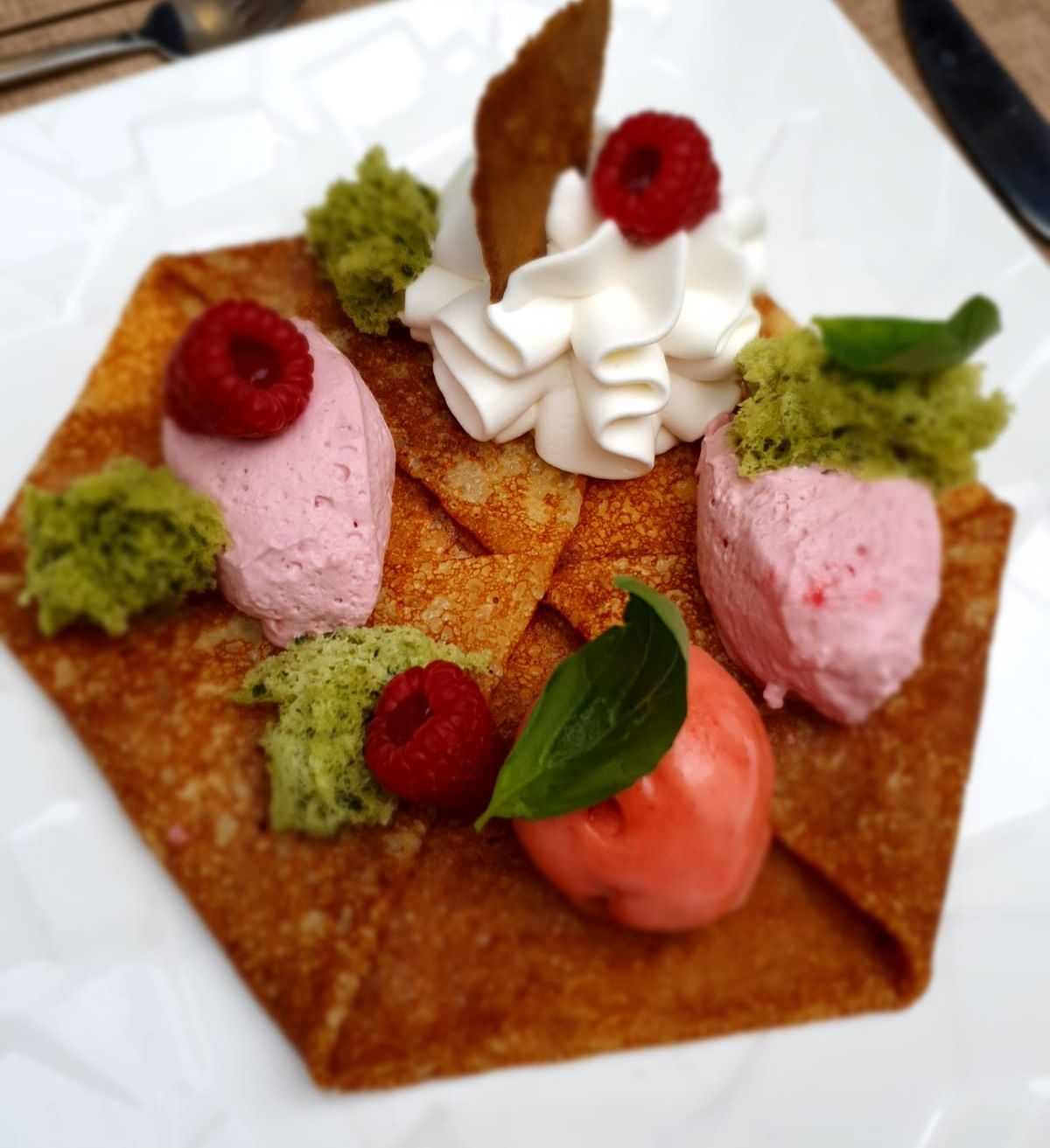 Crêpe sucrée avec mousse et fruits