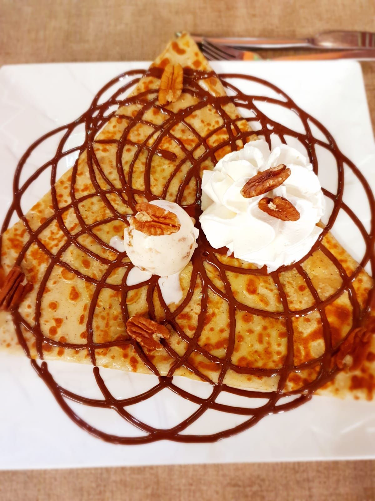 Crêpe sucrée avec crème et coulis au caramel