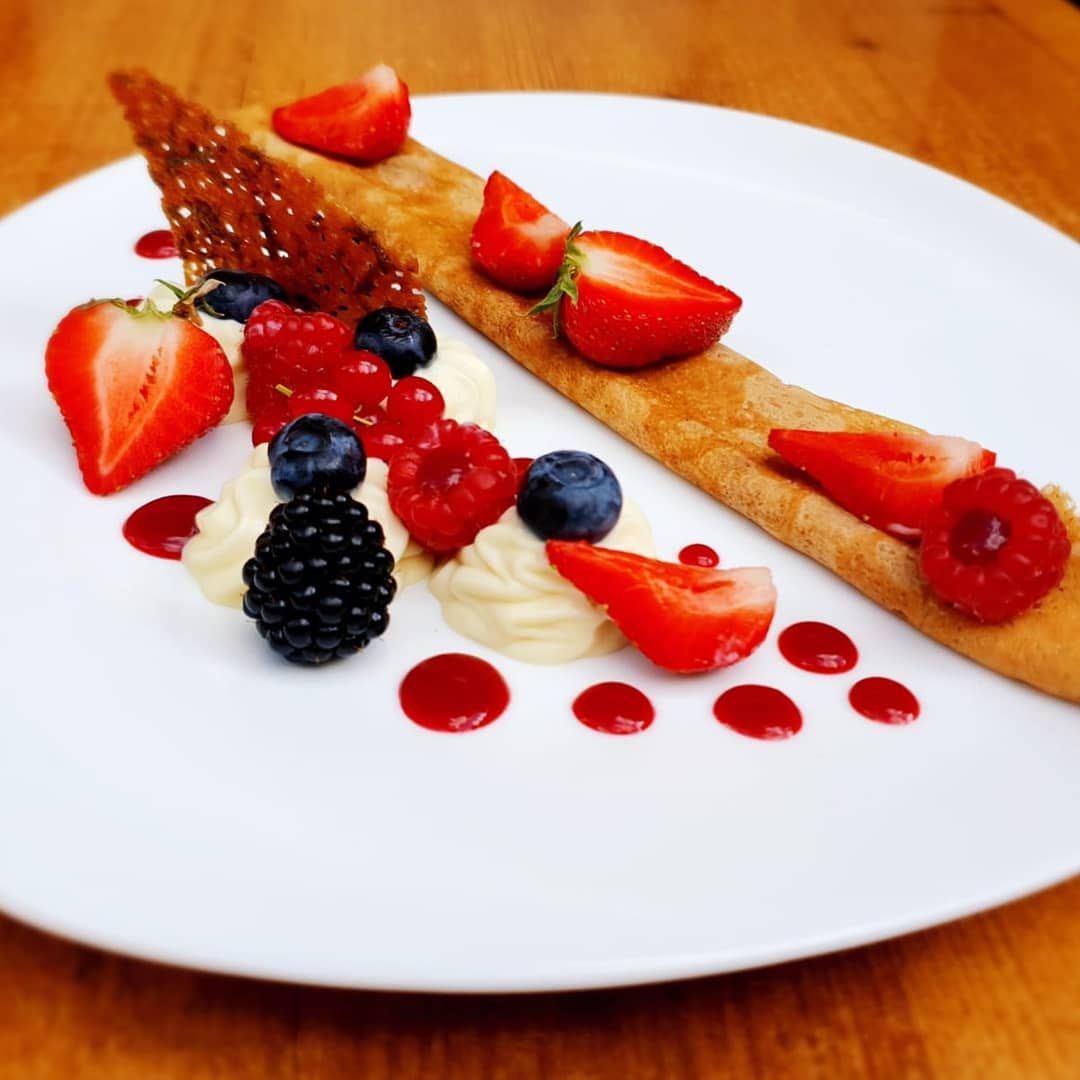 Crêpe dessert avec fruits rouges et fraises