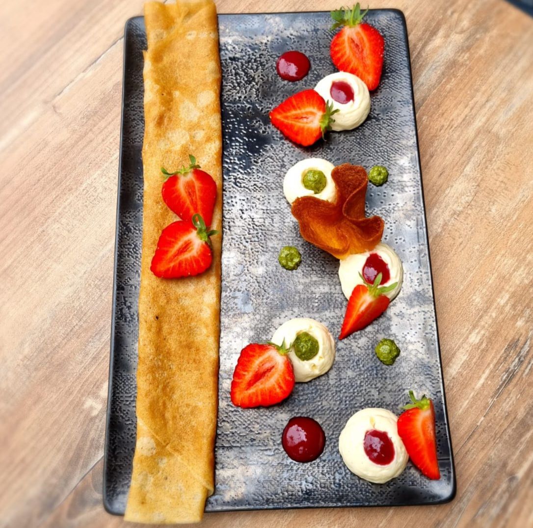 Crêpe dessert avec des fraises et de la crème