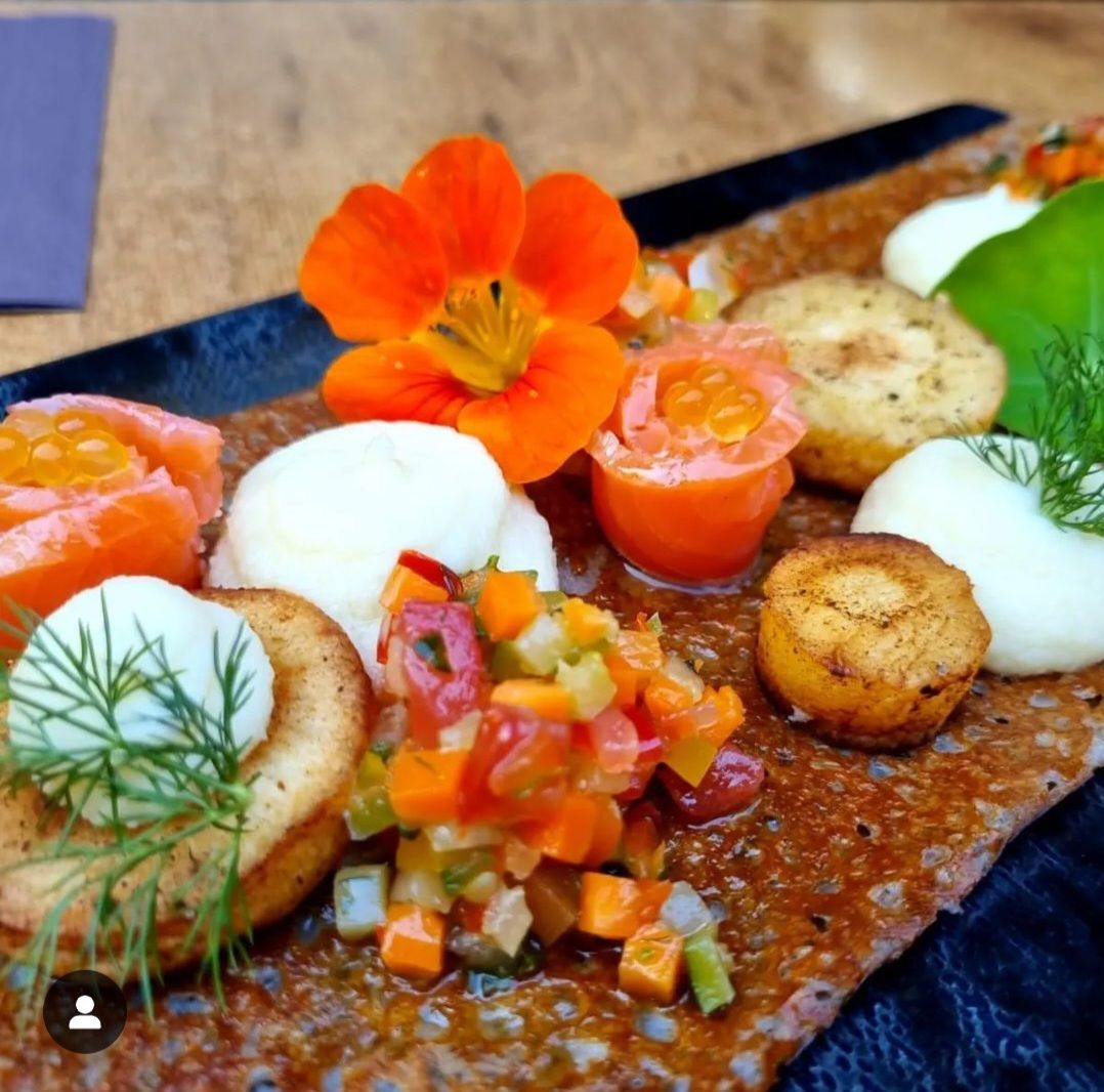 Galette avec fleurs et fruits