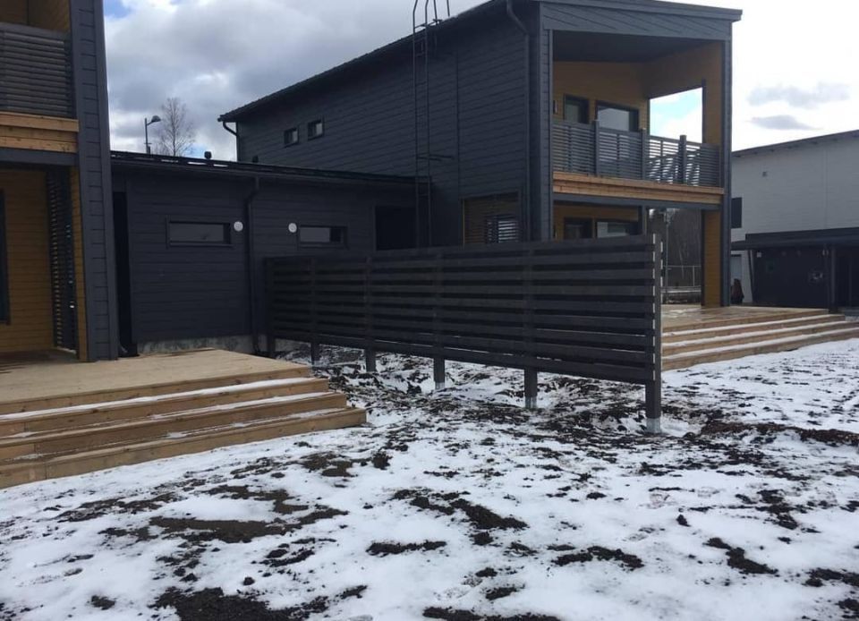 Tummanharmaa puutalo