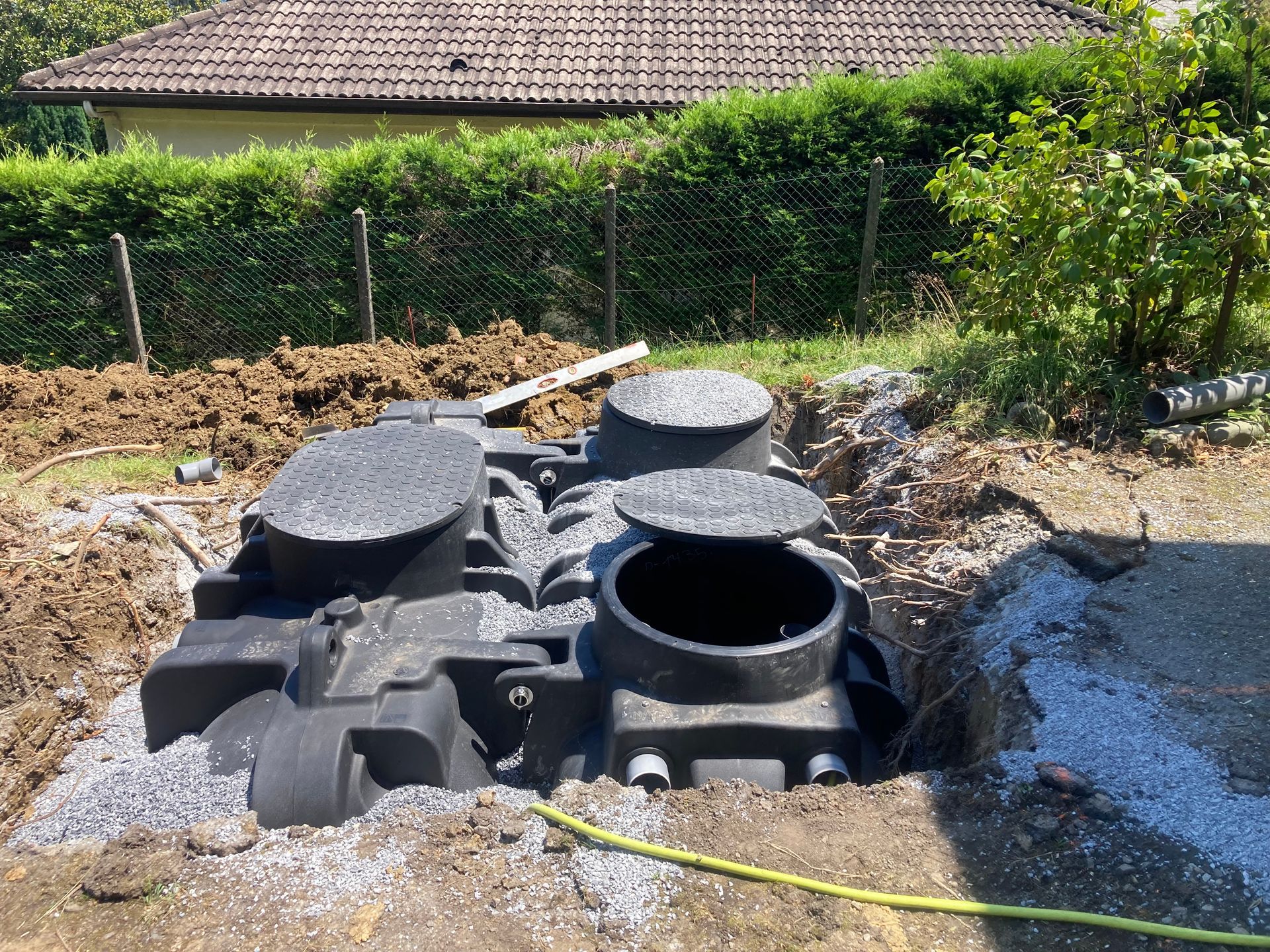 Système de fosse septique noire partiellement enterré.
