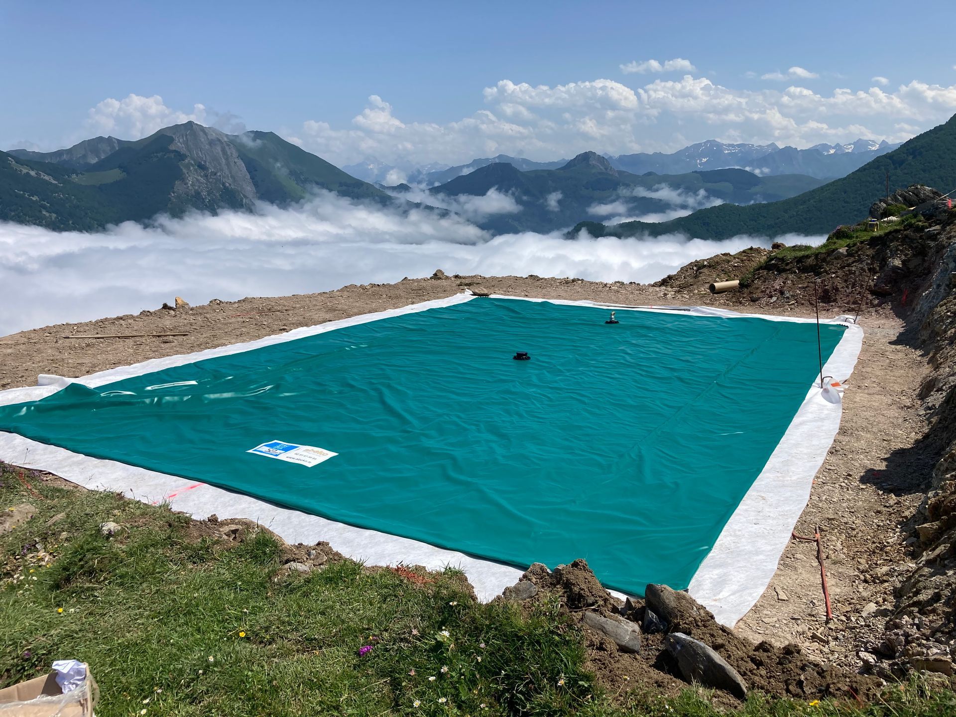 Une réserve d'eau en montagne.
