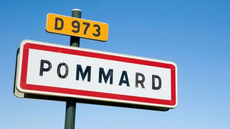 Panneau de signalisation : entrée de l’agglomération de Pommard